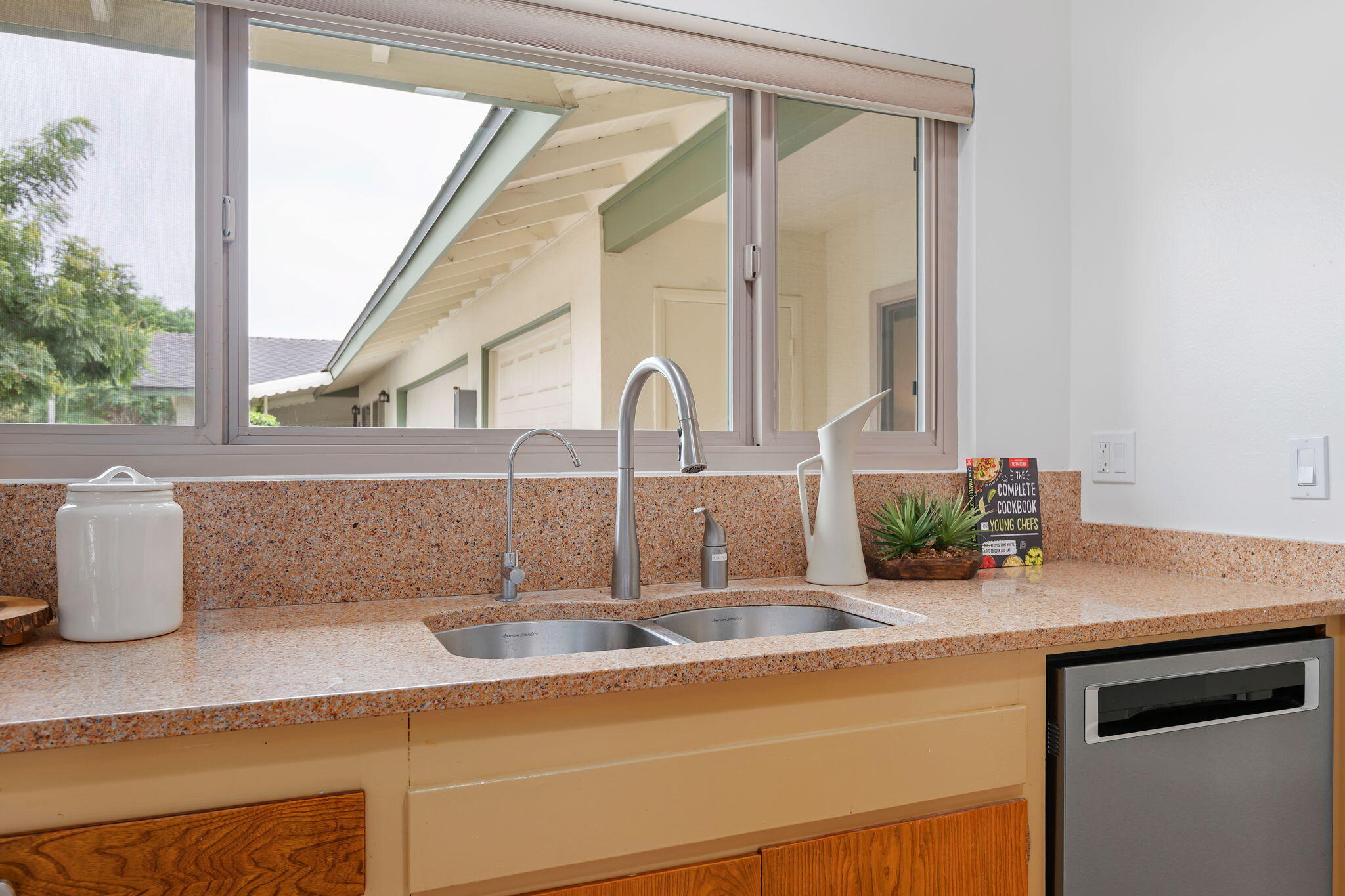 Santa Barbara, California 93111, United States, 2 Bedrooms Bedrooms, ,2 BathroomsBathrooms,Residential,Active,224218