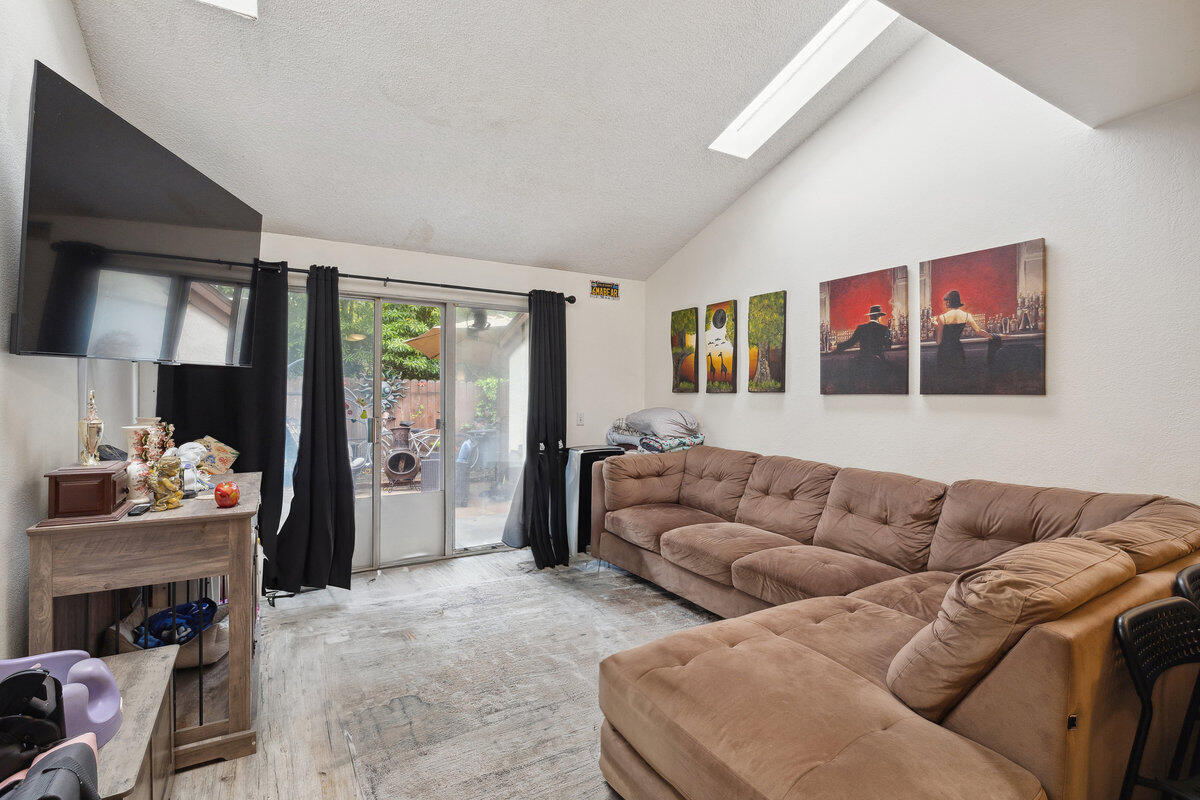 415 W Gutierrez Street 11