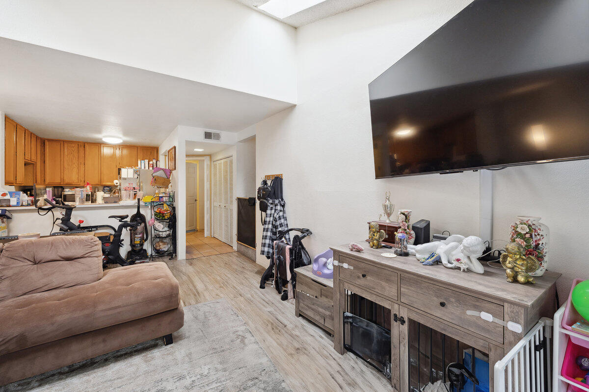 415 W Gutierrez Street 11