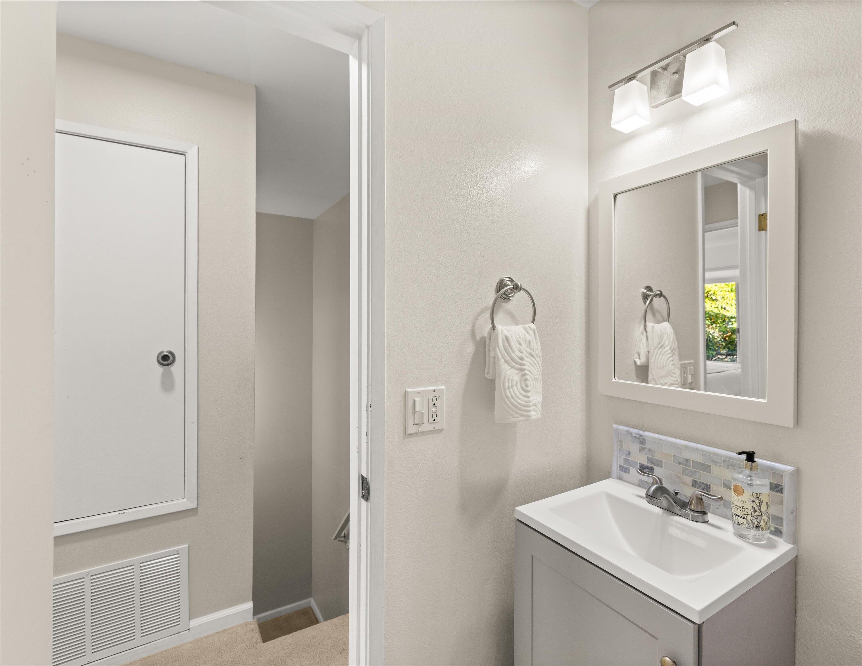 Santa Barbara, California 93117, United States, 2 Bedrooms Bedrooms, ,2 BathroomsBathrooms,Residential,Pending,2712