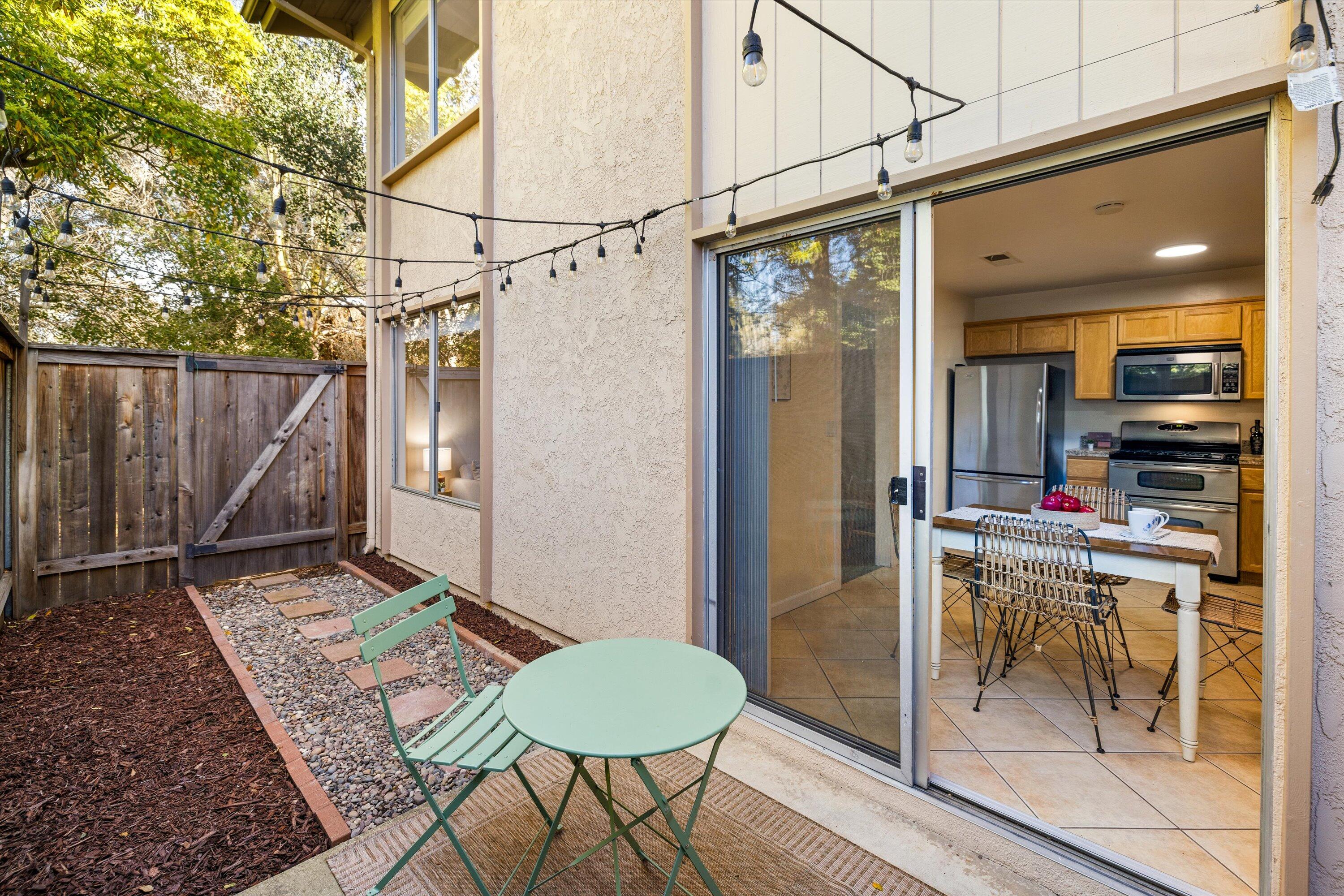 Santa Barbara, California 93117, United States, 2 Bedrooms Bedrooms, ,2 BathroomsBathrooms,Residential,Pending,2712