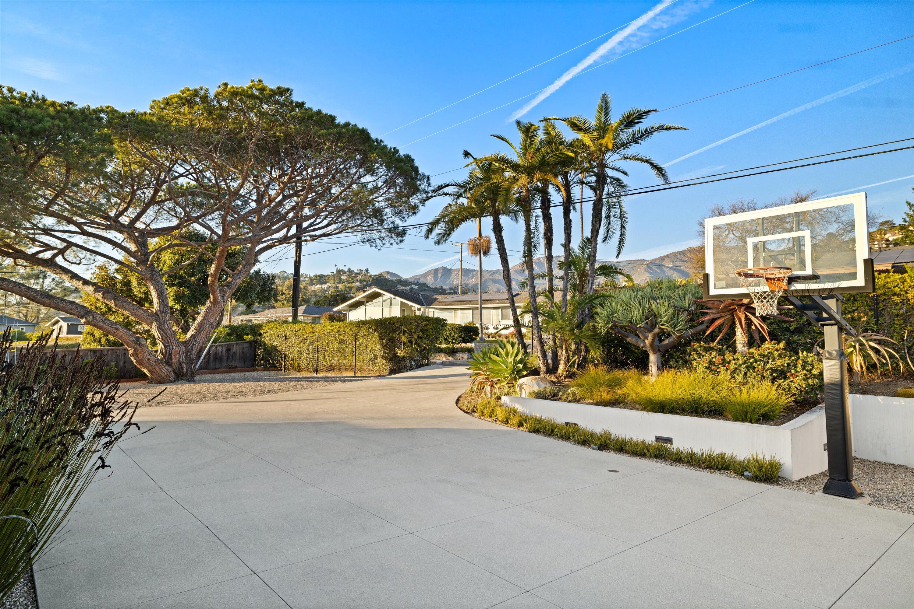 Santa Barbara, California 93103, United States, 3 Bedrooms Bedrooms, ,6 BathroomsBathrooms,Residential,Active,165894