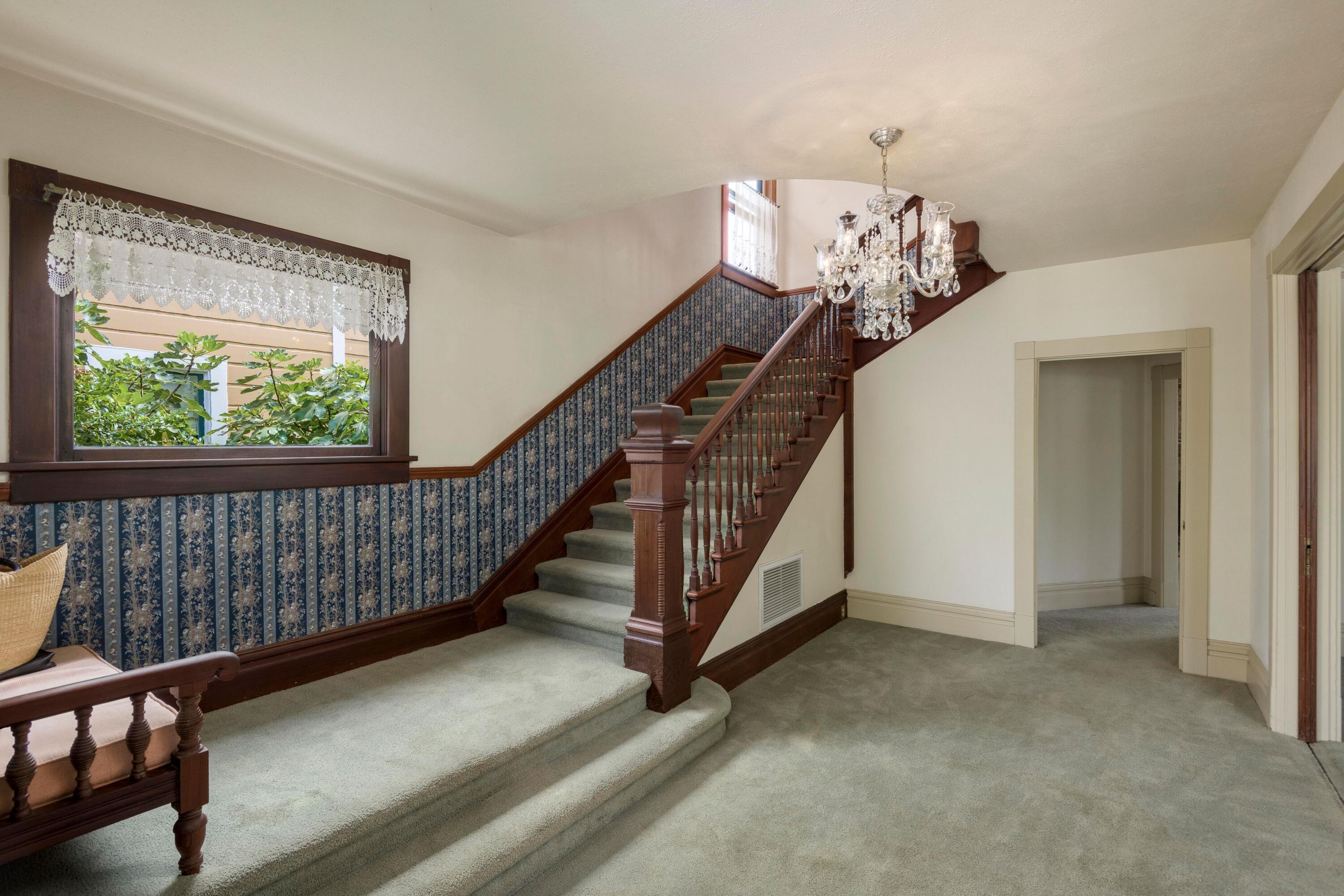 318 E Victoria Street
