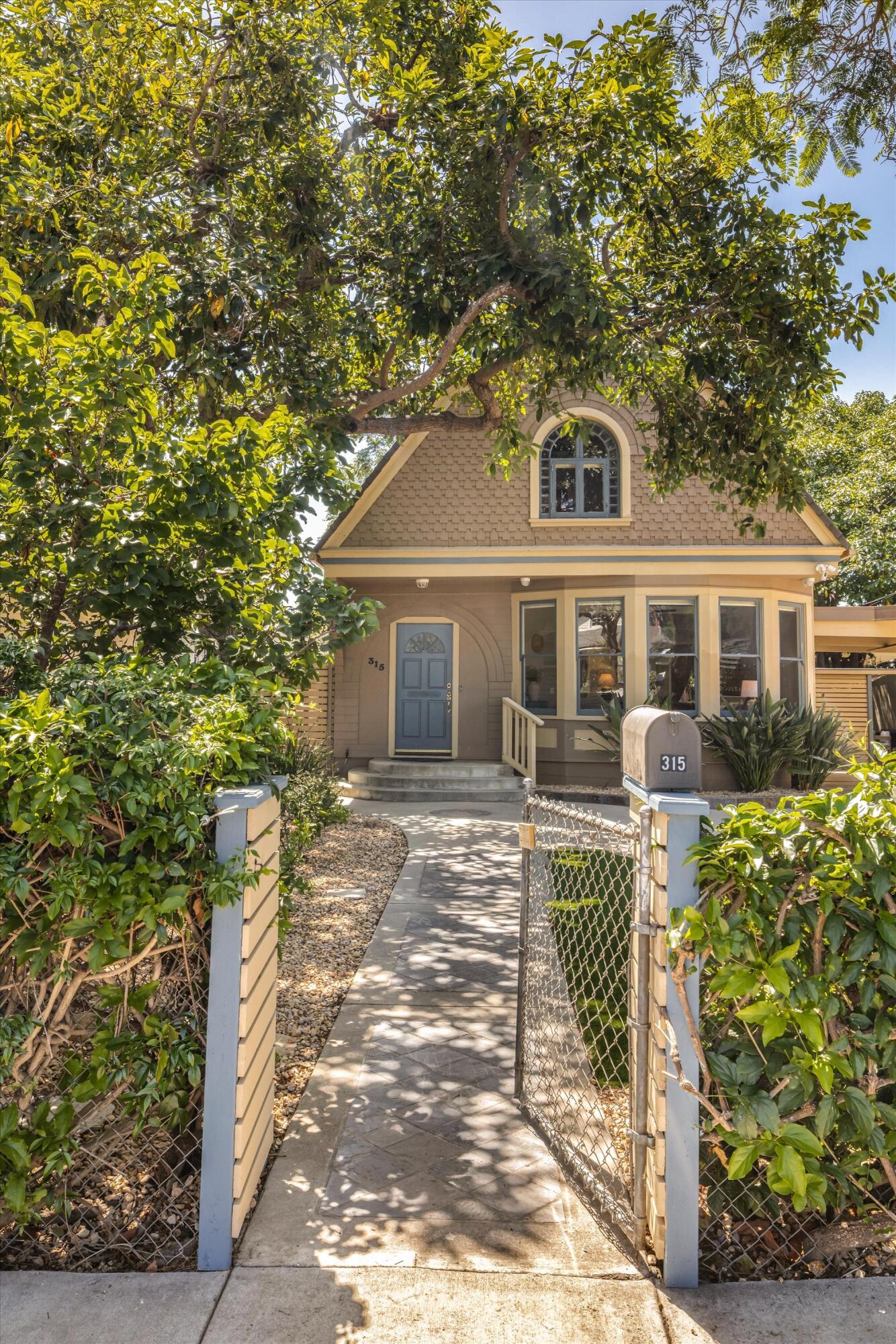 315 W Victoria Street