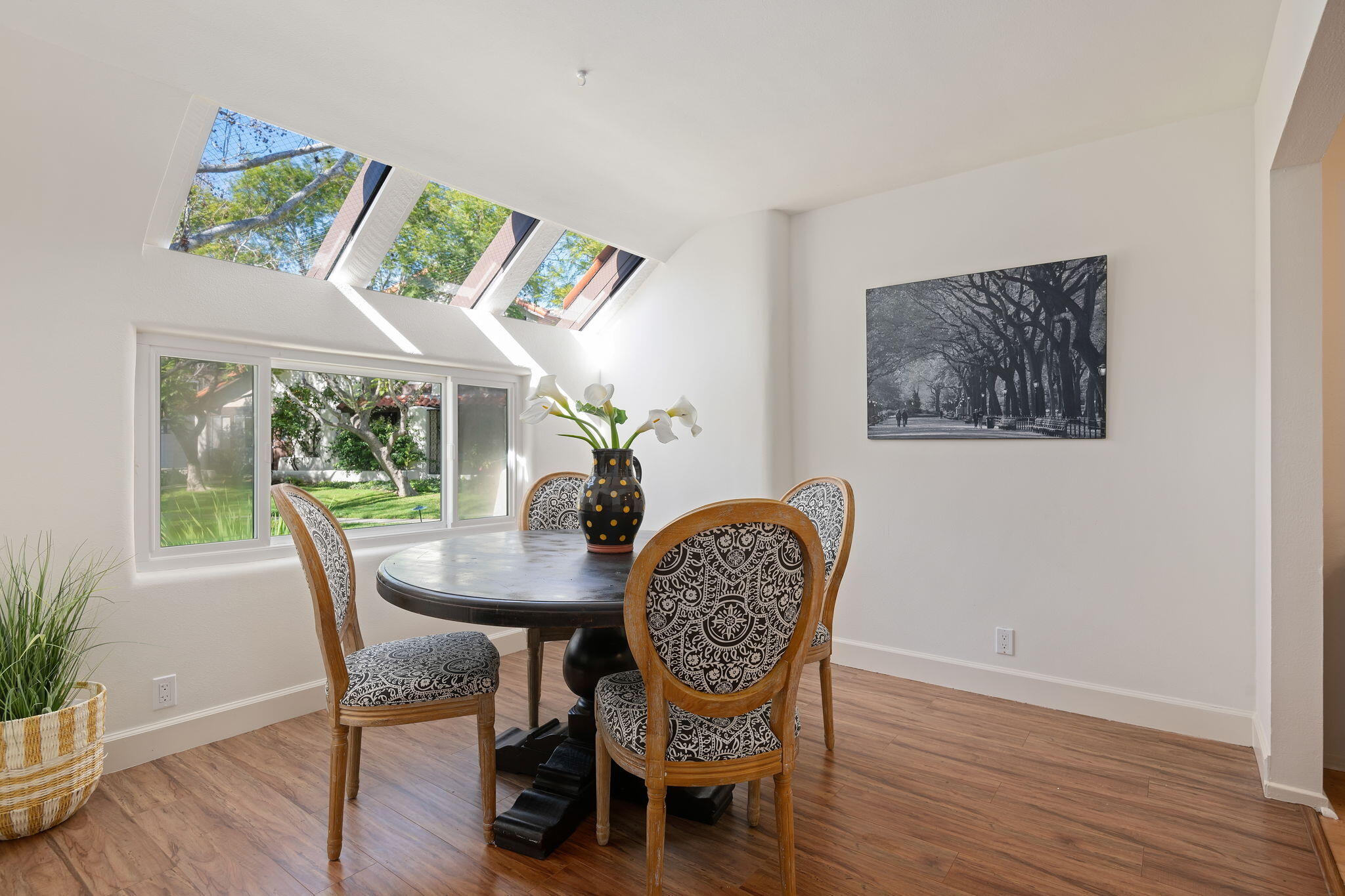 Santa Barbara, California 93105, United States, 3 Bedrooms Bedrooms, ,2 BathroomsBathrooms,Residential,Pending,2444