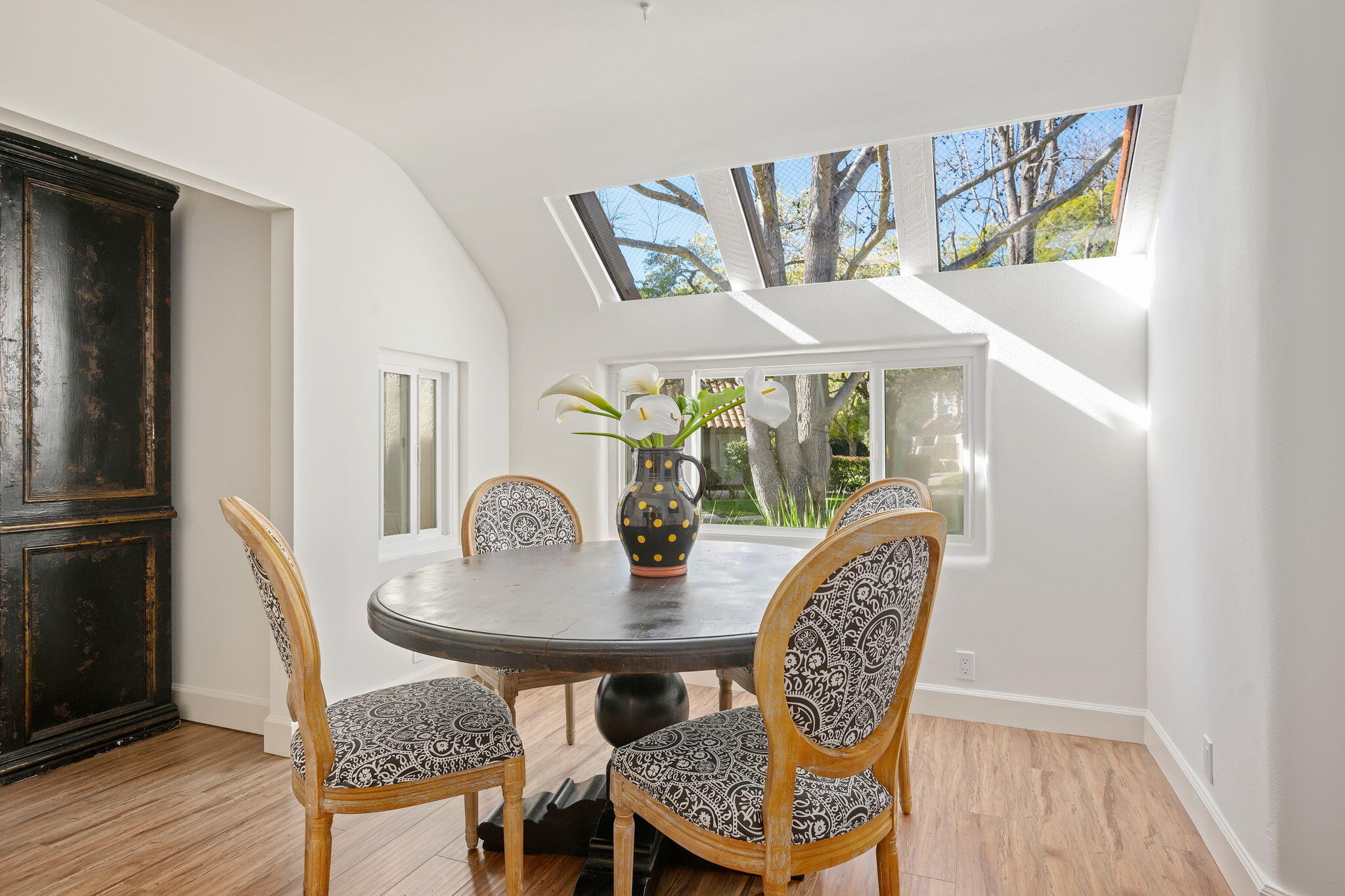 Santa Barbara, California 93105, United States, 3 Bedrooms Bedrooms, ,2 BathroomsBathrooms,Residential,Pending,2444