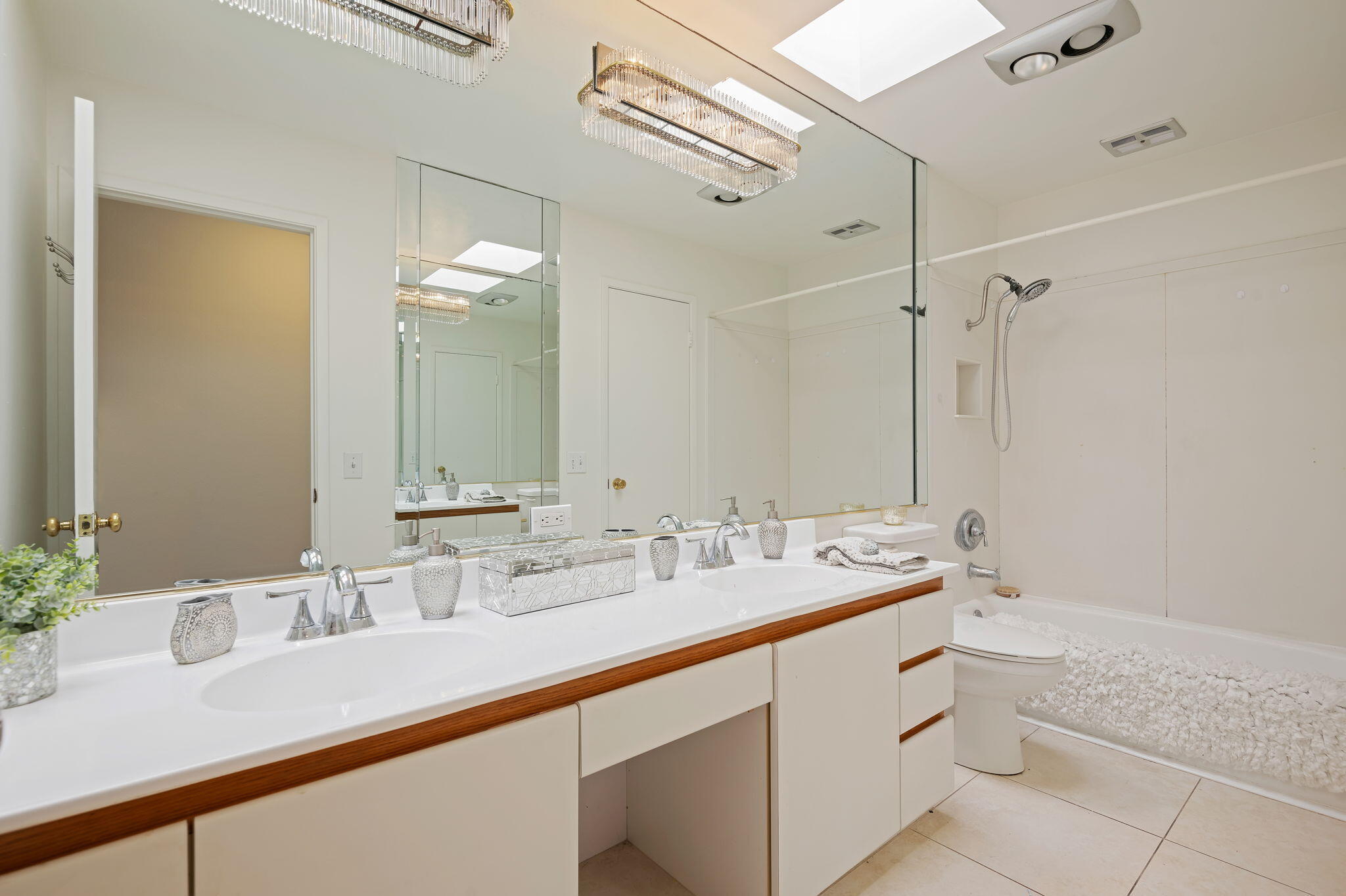 Santa Barbara, California 93105, United States, 3 Bedrooms Bedrooms, ,2 BathroomsBathrooms,Residential,Pending,2444