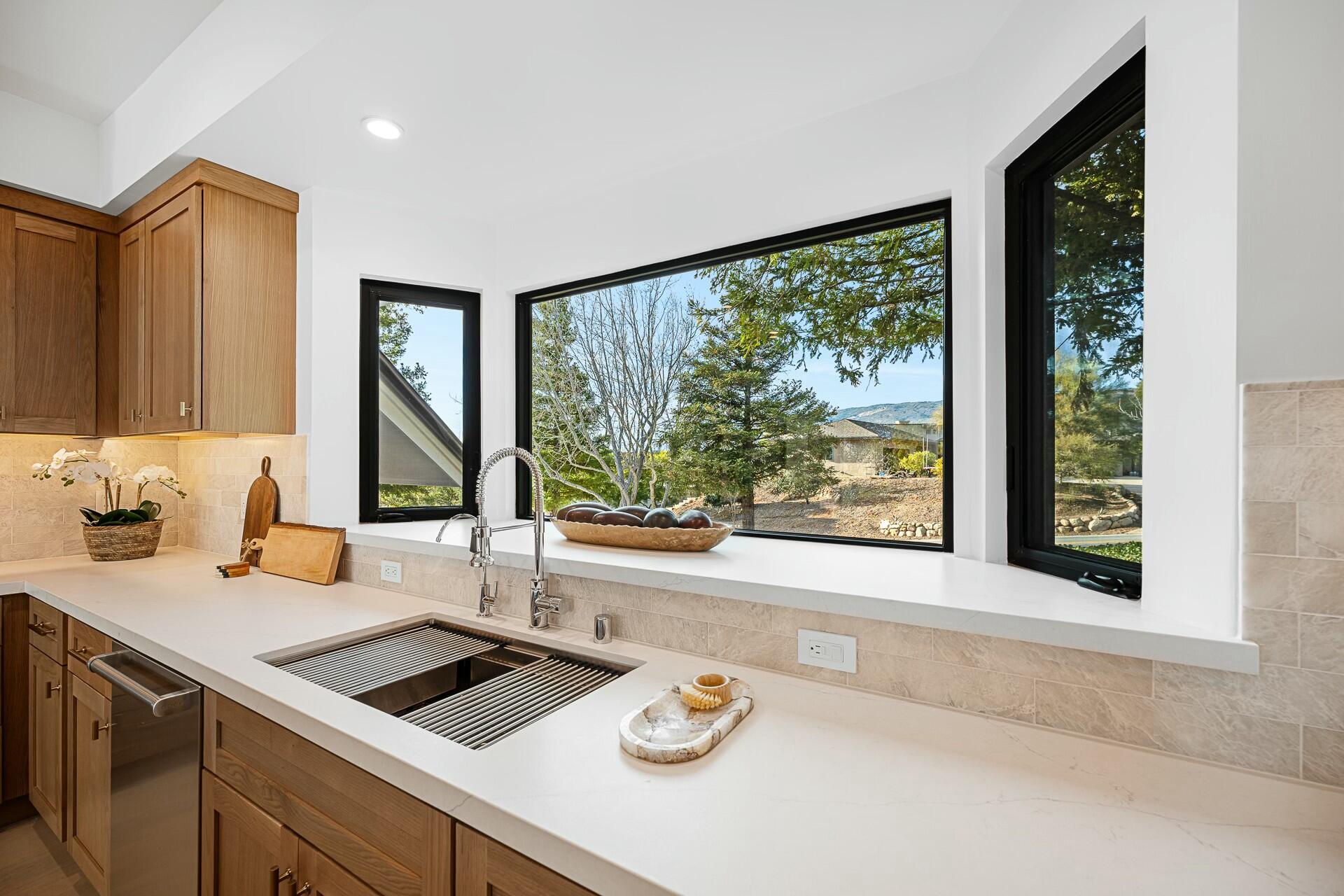 Santa Barbara, California 93111, United States, 4 Bedrooms Bedrooms, ,6 BathroomsBathrooms,Residential,Active,13009