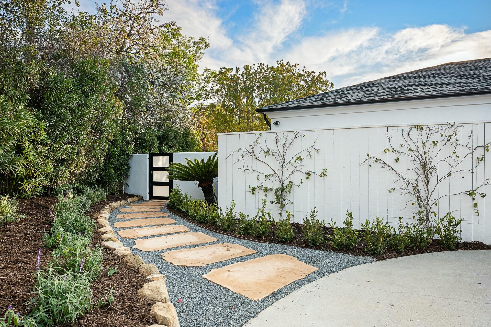 Santa Barbara, California 93111, United States, 4 Bedrooms Bedrooms, ,6 BathroomsBathrooms,Residential,Active,13009