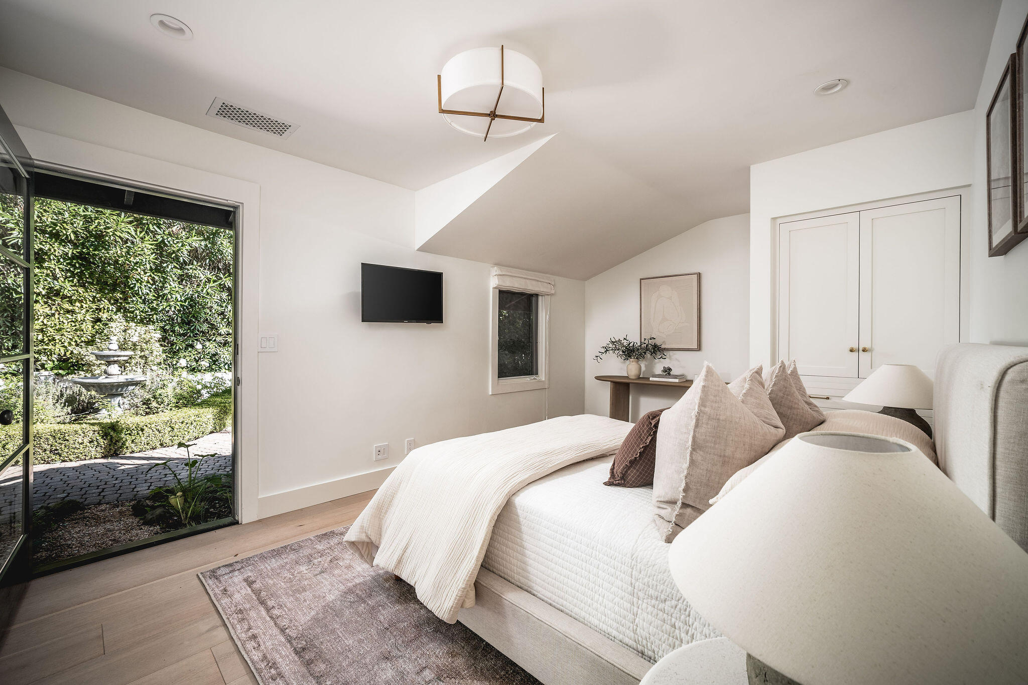 Montecito, California 93108, United States, 4 Bedrooms Bedrooms, ,3 BathroomsBathrooms,Residential,Active,237216