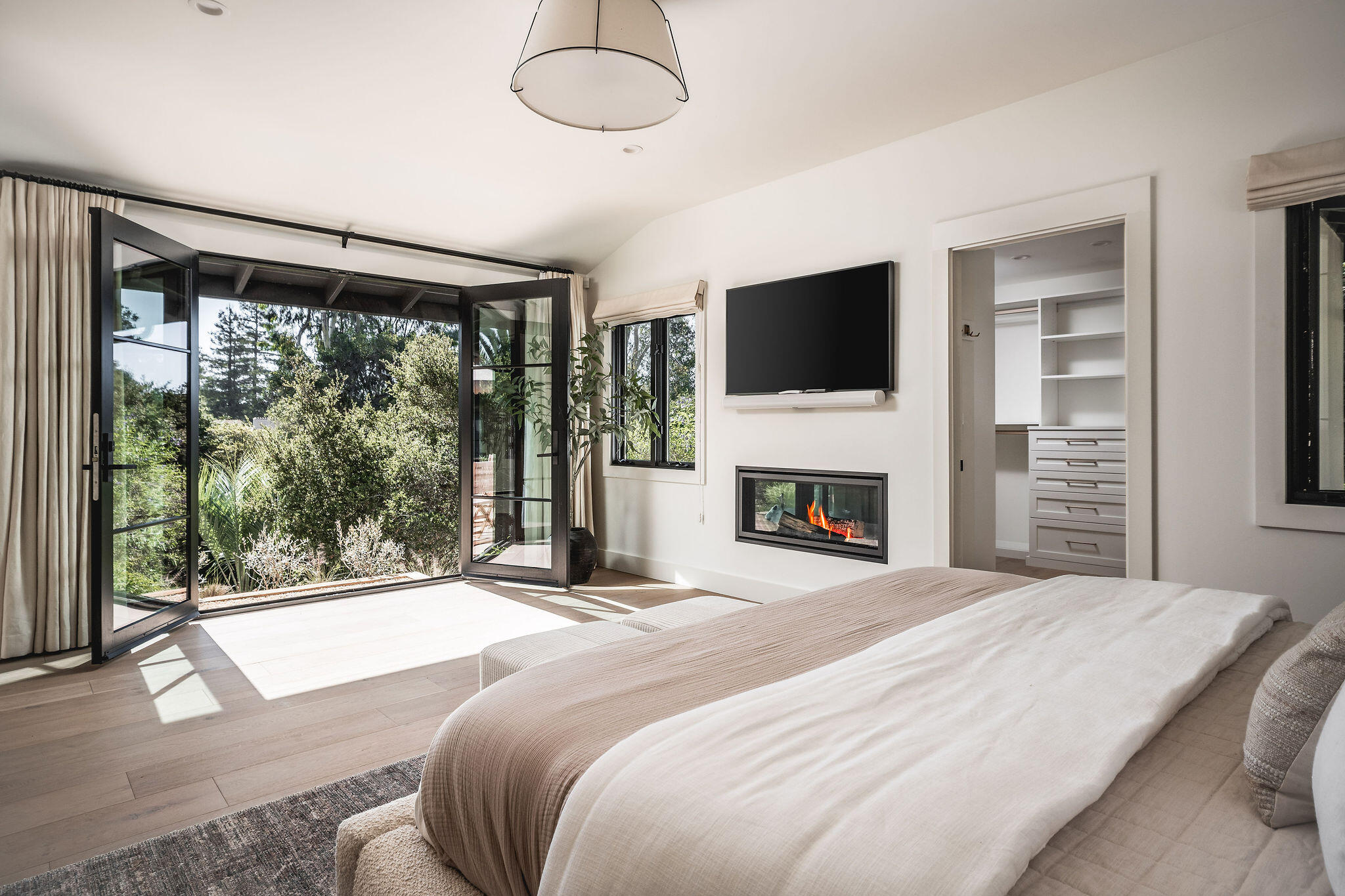 Montecito, California 93108, United States, 4 Bedrooms Bedrooms, ,3 BathroomsBathrooms,Residential,Active,237216