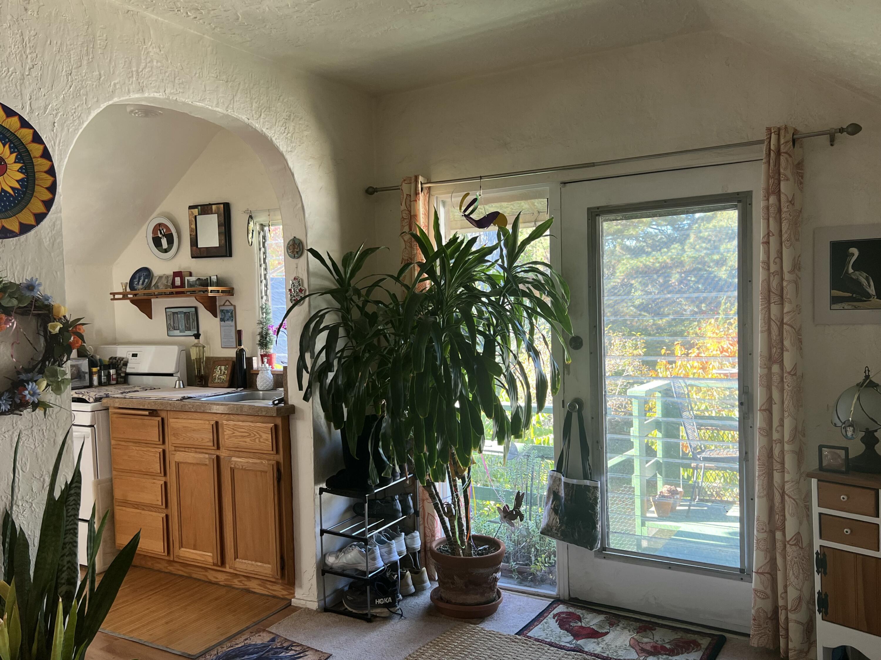 Santa Barbara, California 93105, United States, 4 Bedrooms Bedrooms, ,3 BathroomsBathrooms,Residential,Pending,15879