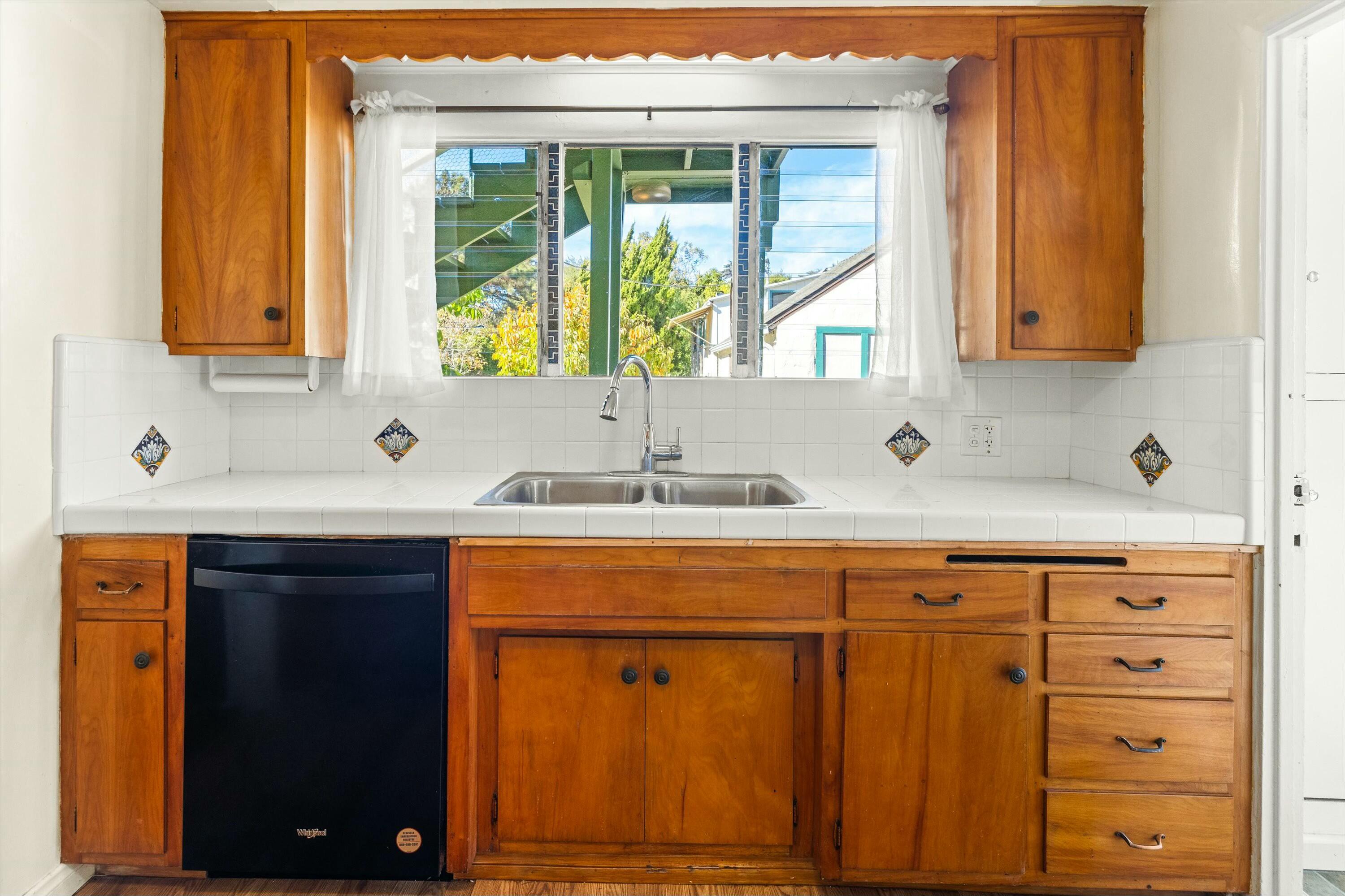 Santa Barbara, California 93105, United States, 4 Bedrooms Bedrooms, ,3 BathroomsBathrooms,Residential,Pending,15879