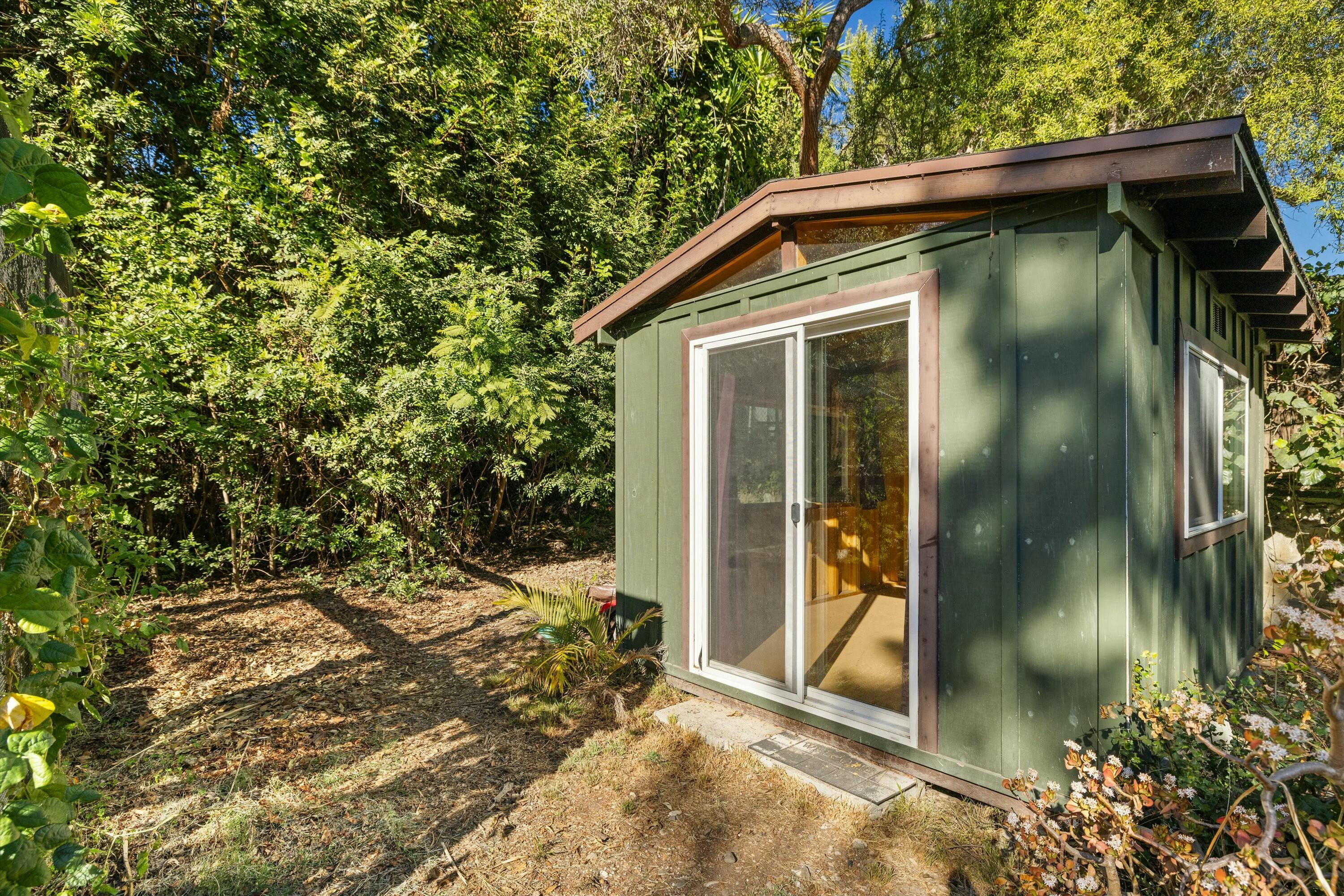 Santa Barbara, California 93105, United States, 4 Bedrooms Bedrooms, ,3 BathroomsBathrooms,Residential,Pending,15879