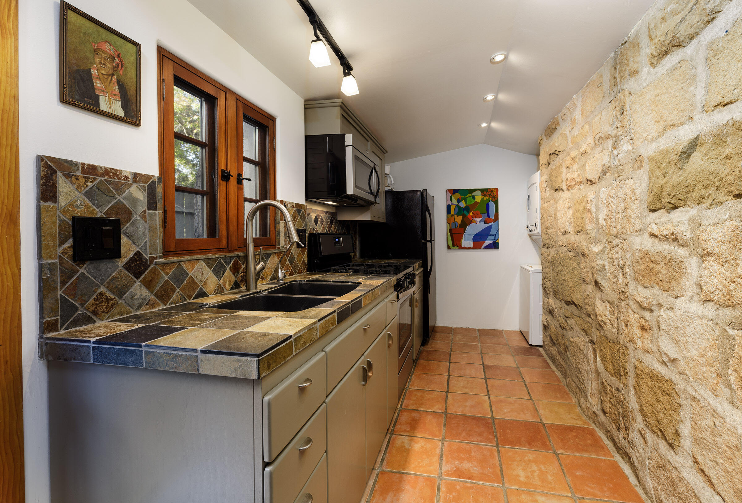 Santa Barbara, California 93105, United States, 4 Bedrooms Bedrooms, ,5 BathroomsBathrooms,Residential,Pending,22795