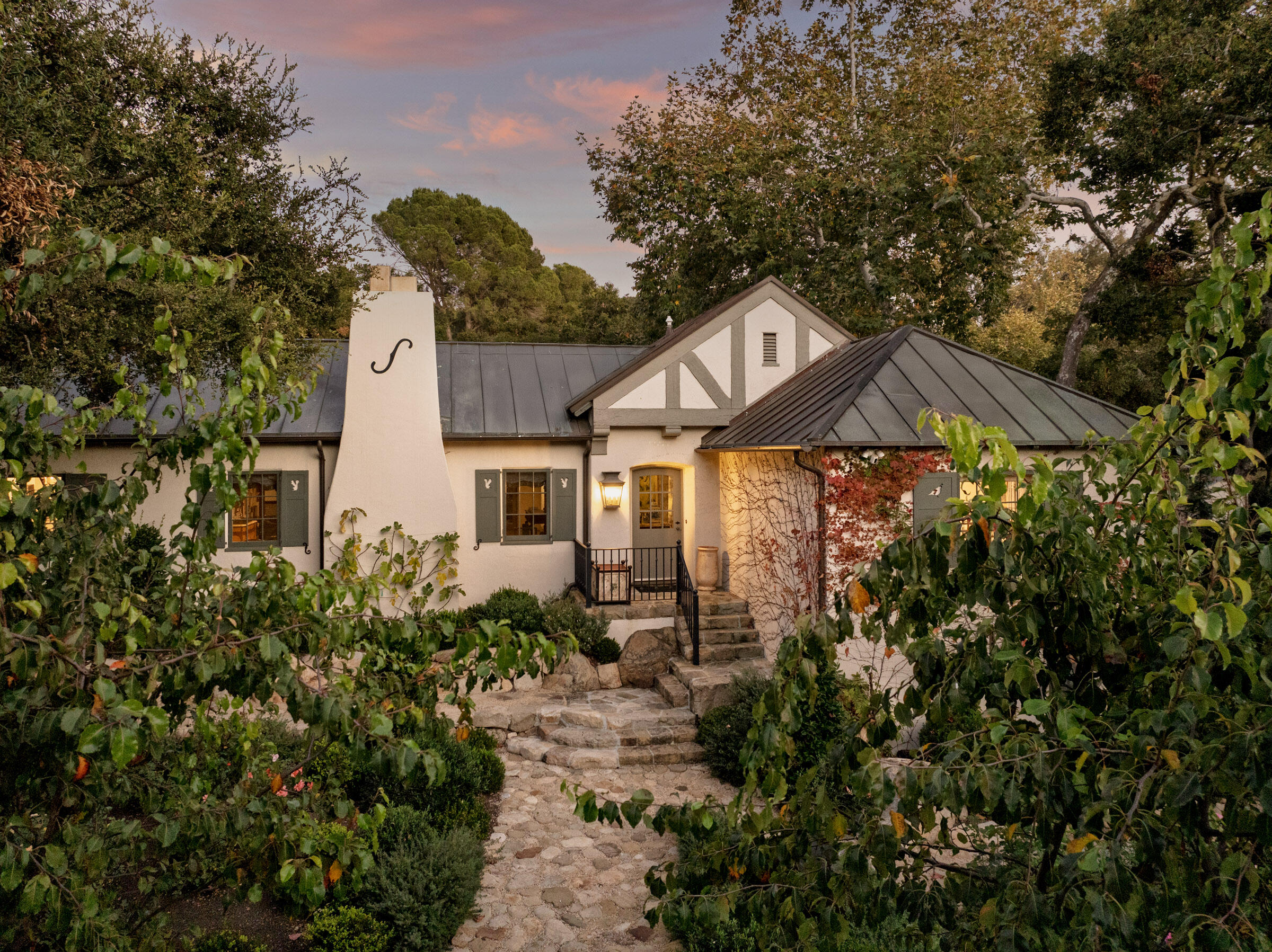 Santa Barbara, California 93105, United States, 4 Bedrooms Bedrooms, ,5 BathroomsBathrooms,Residential,Pending,22795