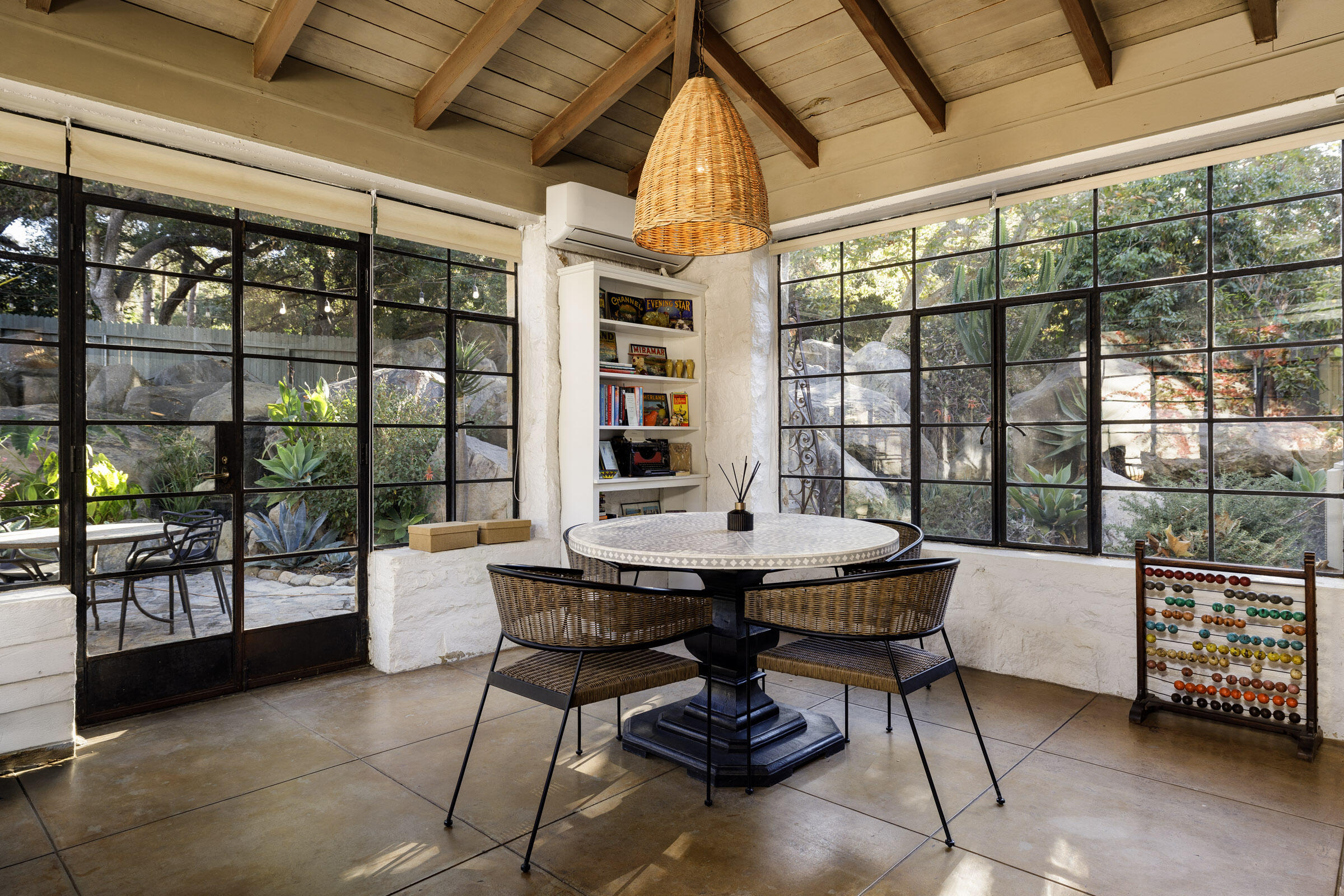 Santa Barbara, California 93105, United States, 4 Bedrooms Bedrooms, ,5 BathroomsBathrooms,Residential,Pending,22795