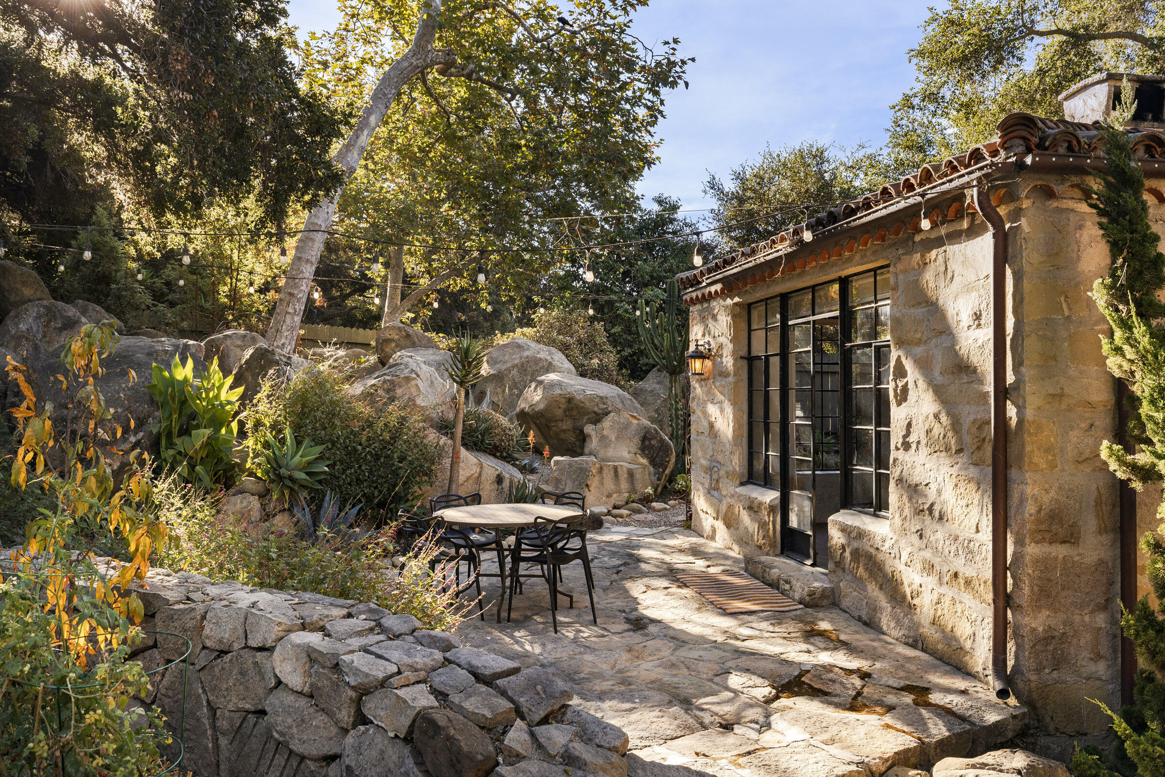 Santa Barbara, California 93105, United States, 4 Bedrooms Bedrooms, ,5 BathroomsBathrooms,Residential,Pending,22795