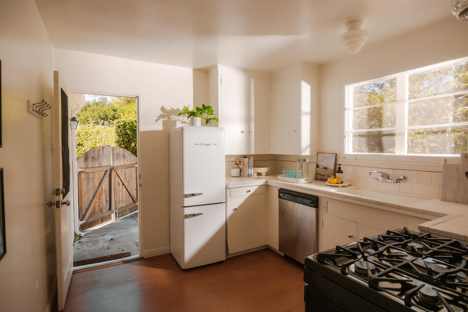 Santa Barbara, California 93105, United States, 2 Bedrooms Bedrooms, ,1 BathroomBathrooms,Residential,Pending,222724