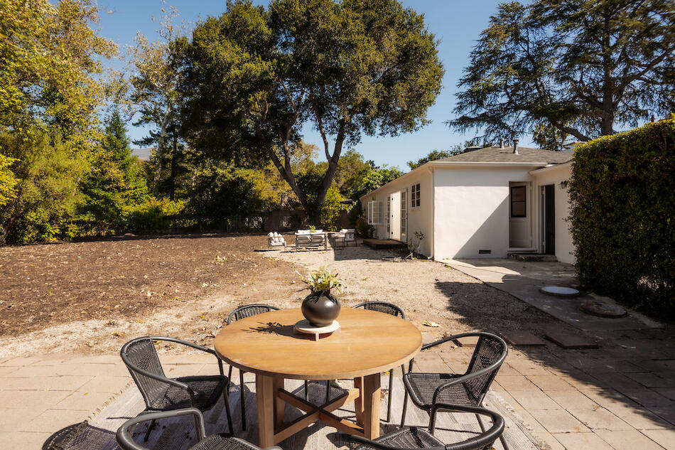 Santa Barbara, California 93105, United States, 2 Bedrooms Bedrooms, ,1 BathroomBathrooms,Residential,Pending,222724