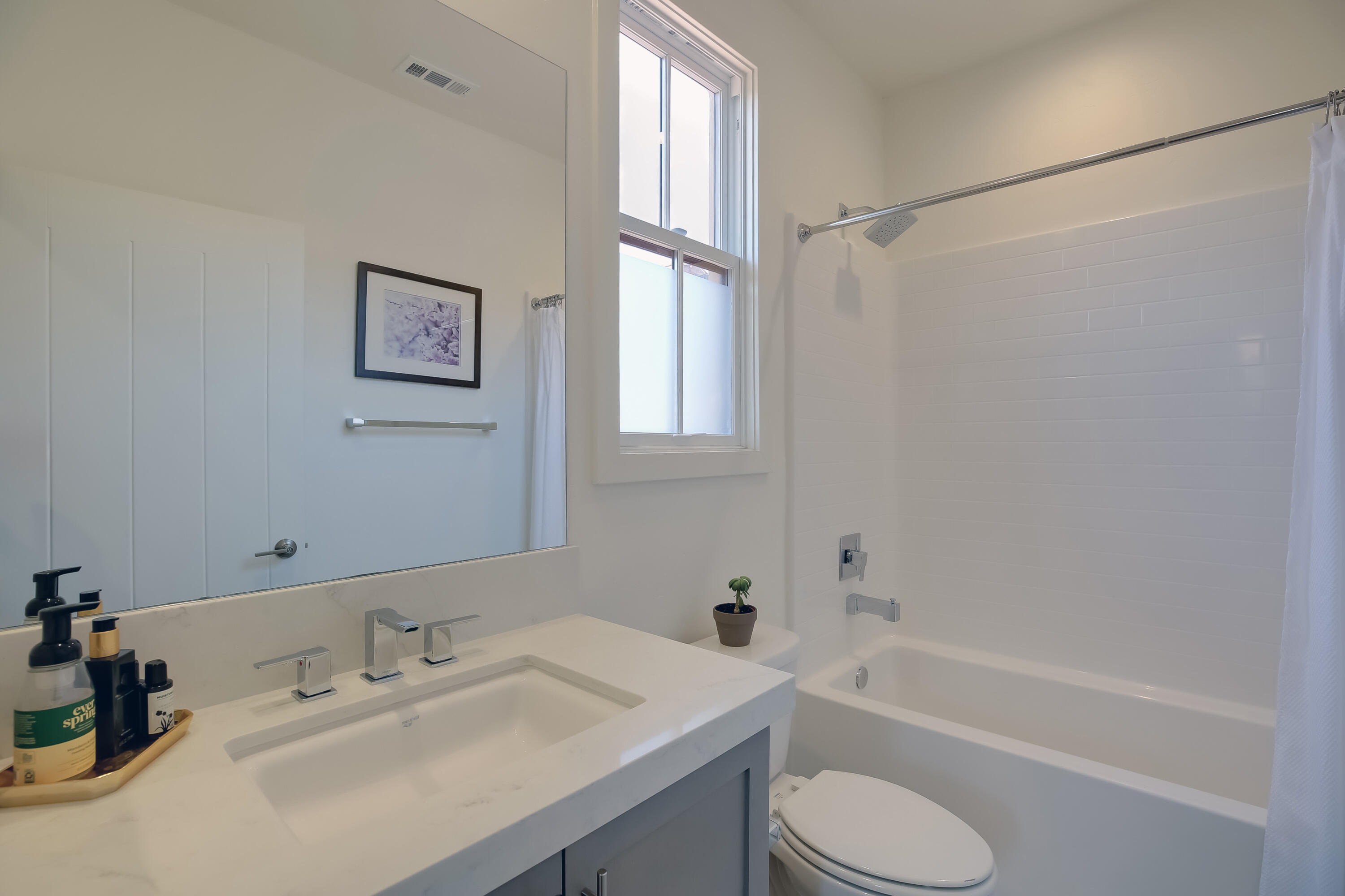 Santa Barbara, California, United States, 2 Bedrooms Bedrooms, ,2 BathroomsBathrooms,Residential,Active,164350