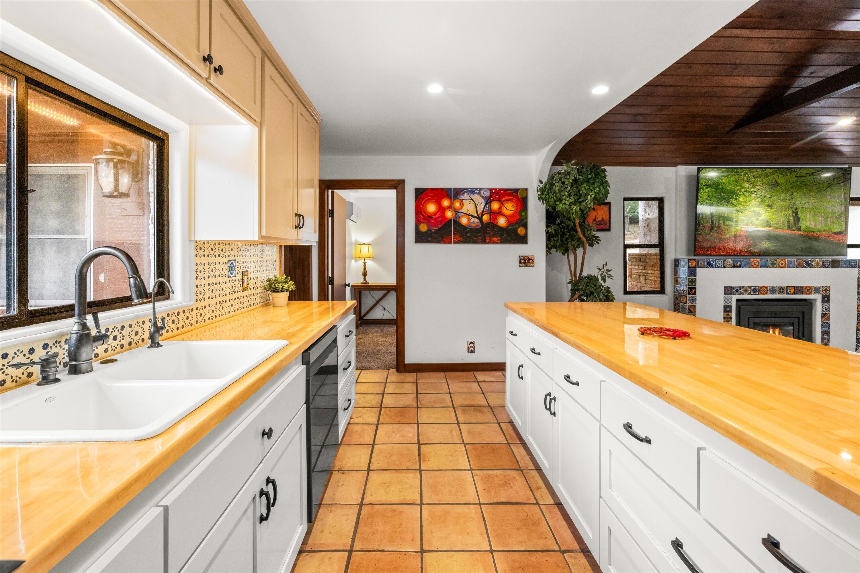 Santa Barbara, California 93105, United States, 4 Bedrooms Bedrooms, ,3 BathroomsBathrooms,Residential,Active,21913