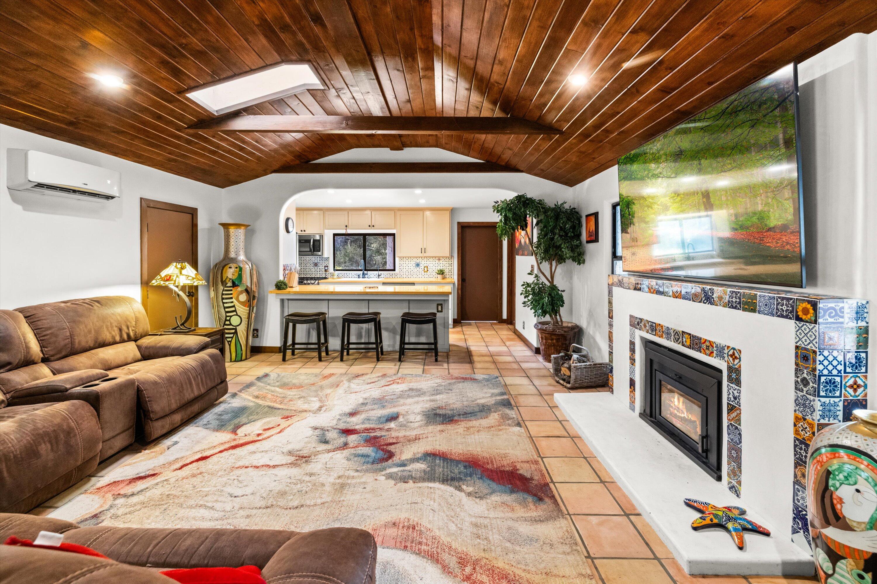 Santa Barbara, California 93105, United States, 4 Bedrooms Bedrooms, ,3 BathroomsBathrooms,Residential,Active,21913