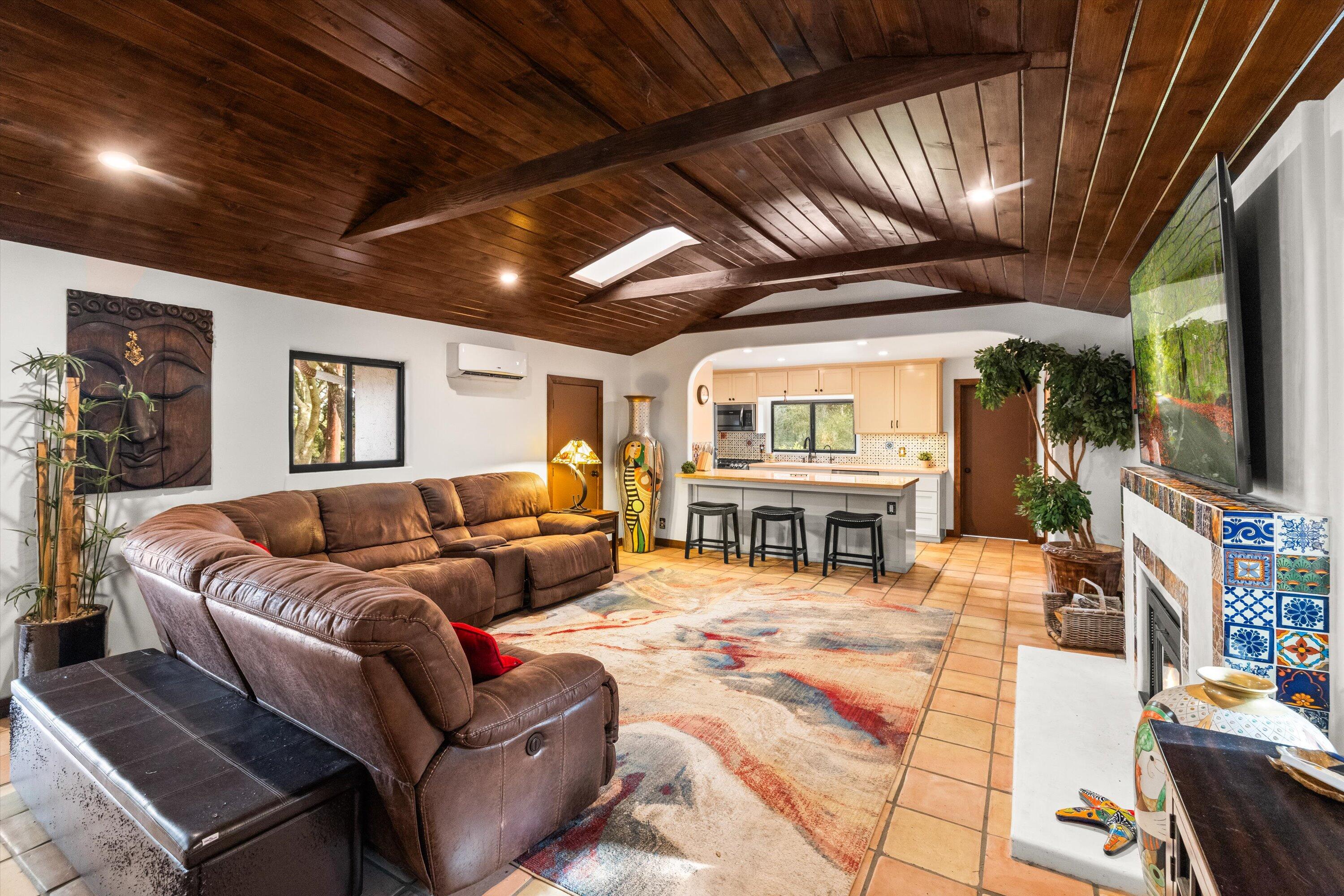 Santa Barbara, California 93105, United States, 4 Bedrooms Bedrooms, ,3 BathroomsBathrooms,Residential,Active,21913