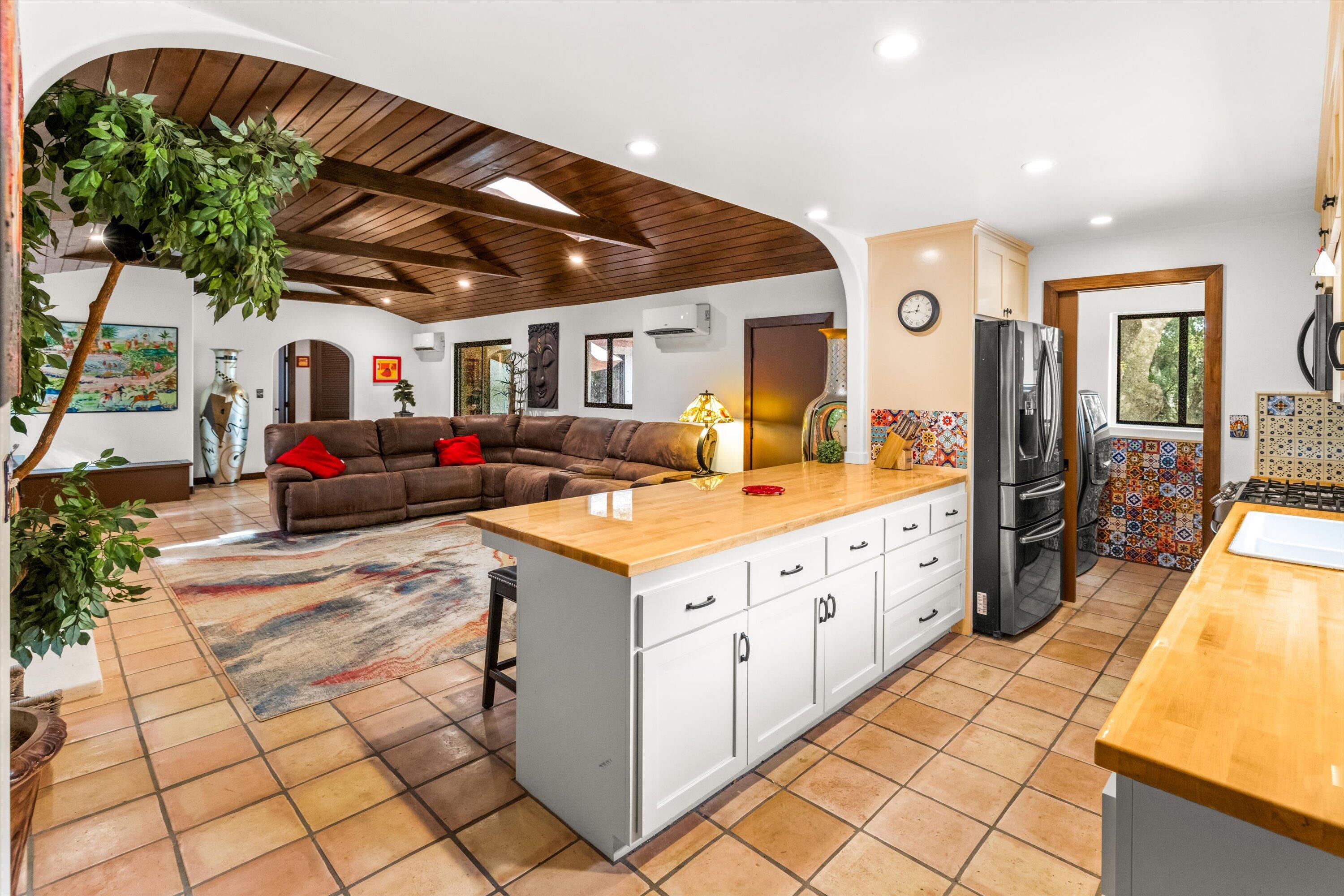 Santa Barbara, California 93105, United States, 4 Bedrooms Bedrooms, ,3 BathroomsBathrooms,Residential,Active,21913