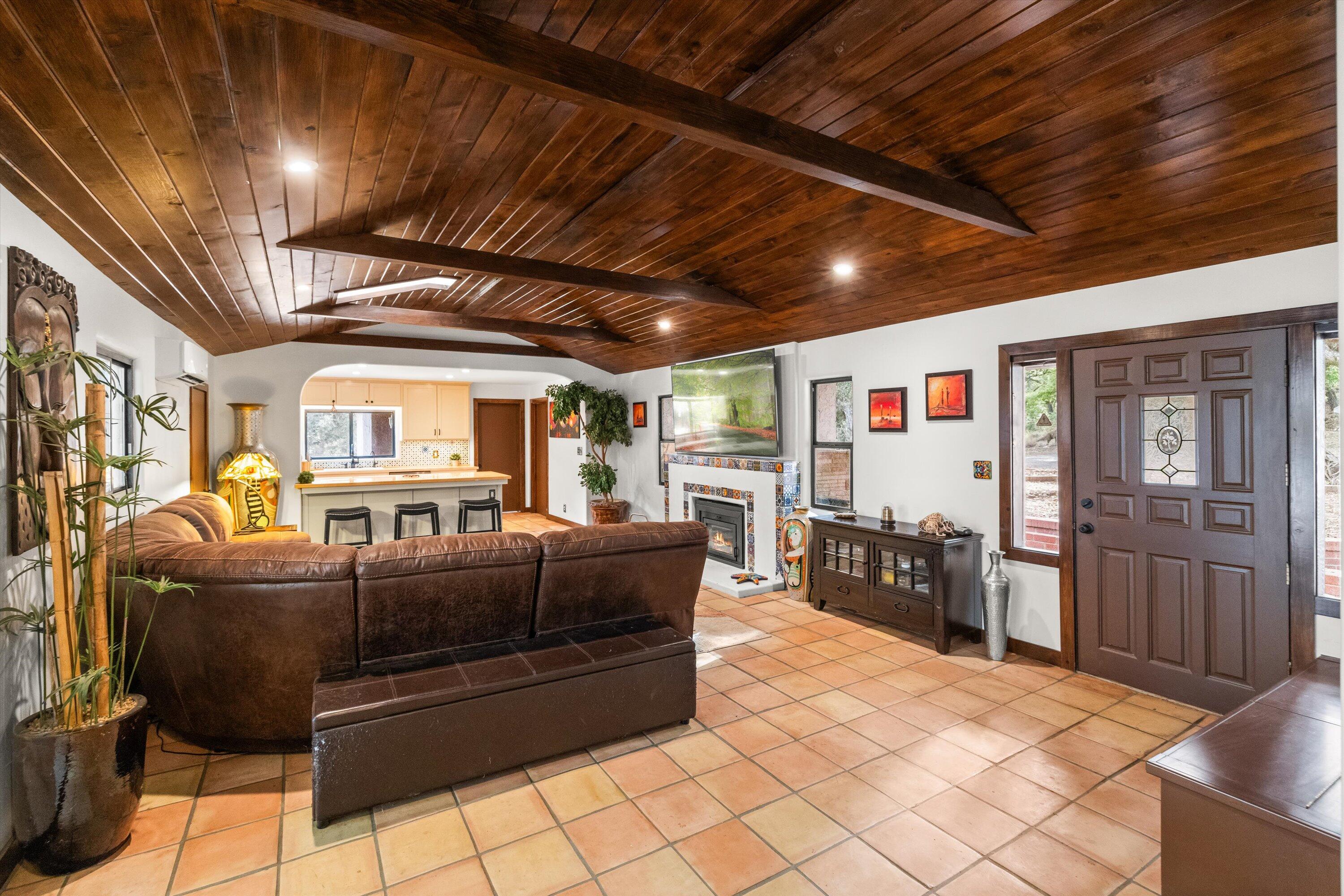 Santa Barbara, California 93105, United States, 4 Bedrooms Bedrooms, ,3 BathroomsBathrooms,Residential,Active,21913