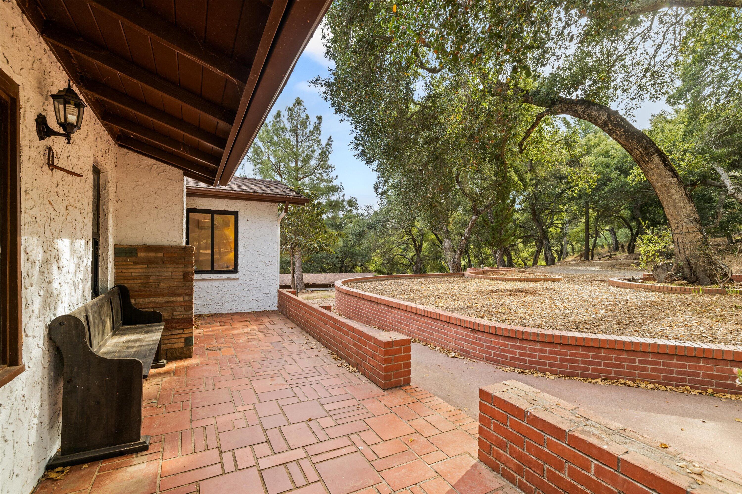 Santa Barbara, California 93105, United States, 4 Bedrooms Bedrooms, ,3 BathroomsBathrooms,Residential,Active,21913