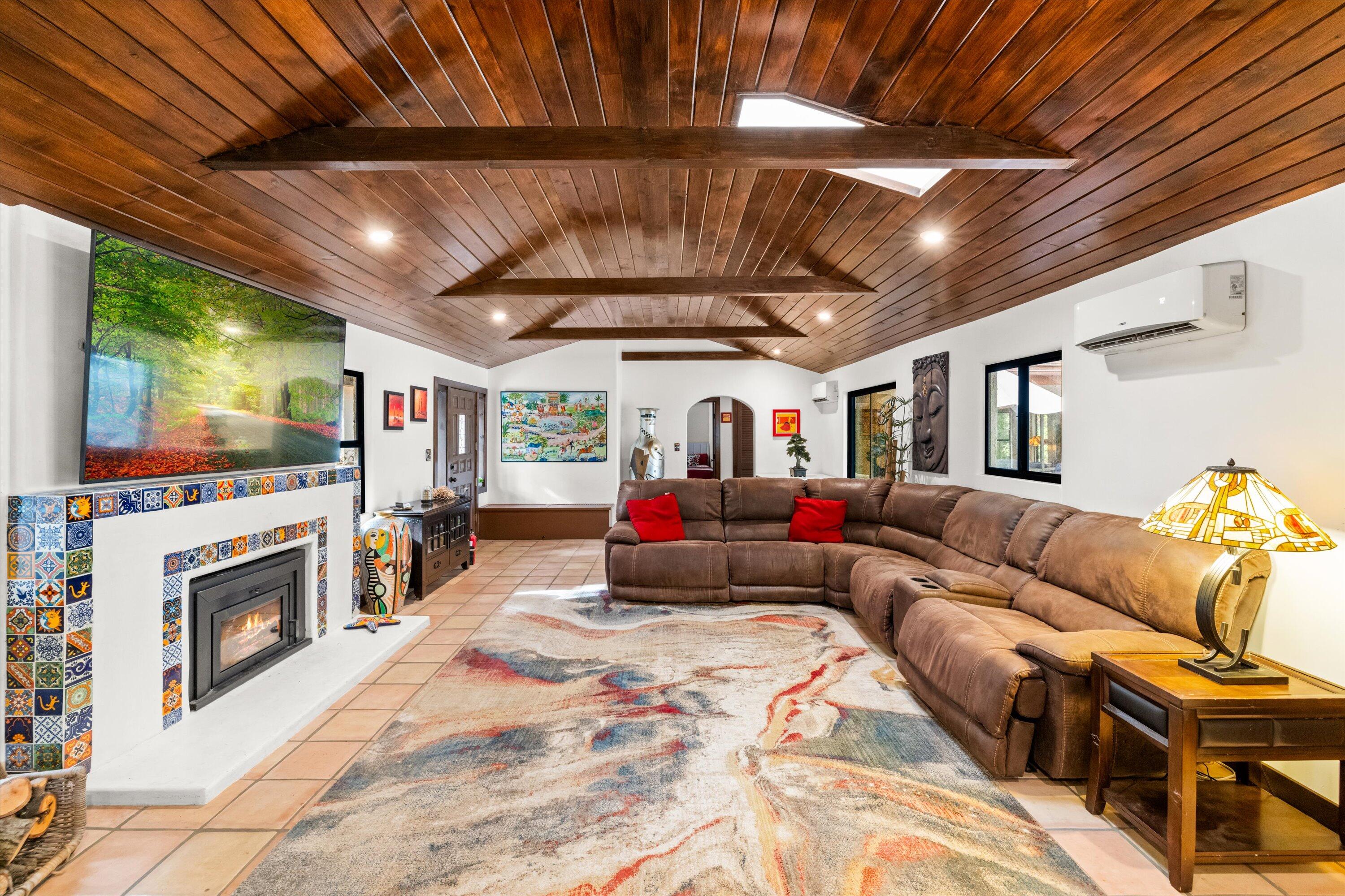 Santa Barbara, California 93105, United States, 4 Bedrooms Bedrooms, ,3 BathroomsBathrooms,Residential,Active,21913