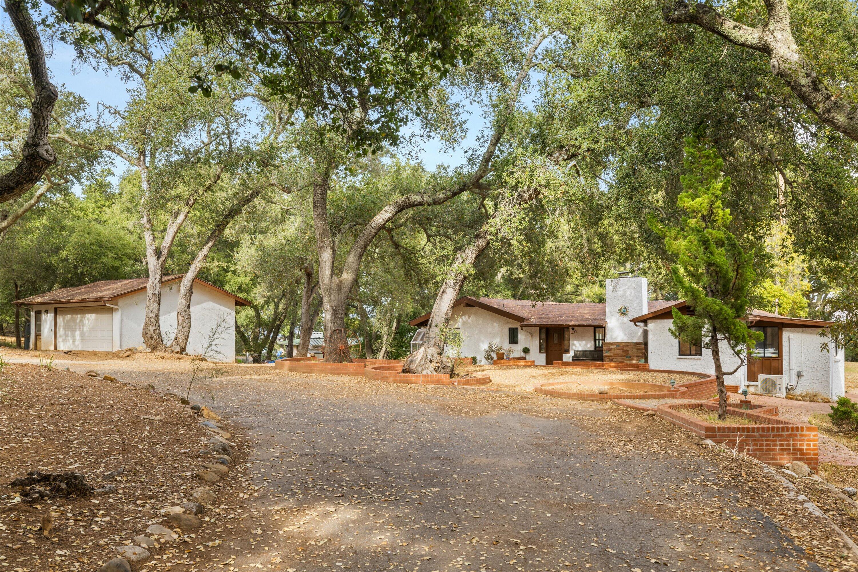 Santa Barbara, California 93105, United States, 4 Bedrooms Bedrooms, ,3 BathroomsBathrooms,Residential,Active,21913