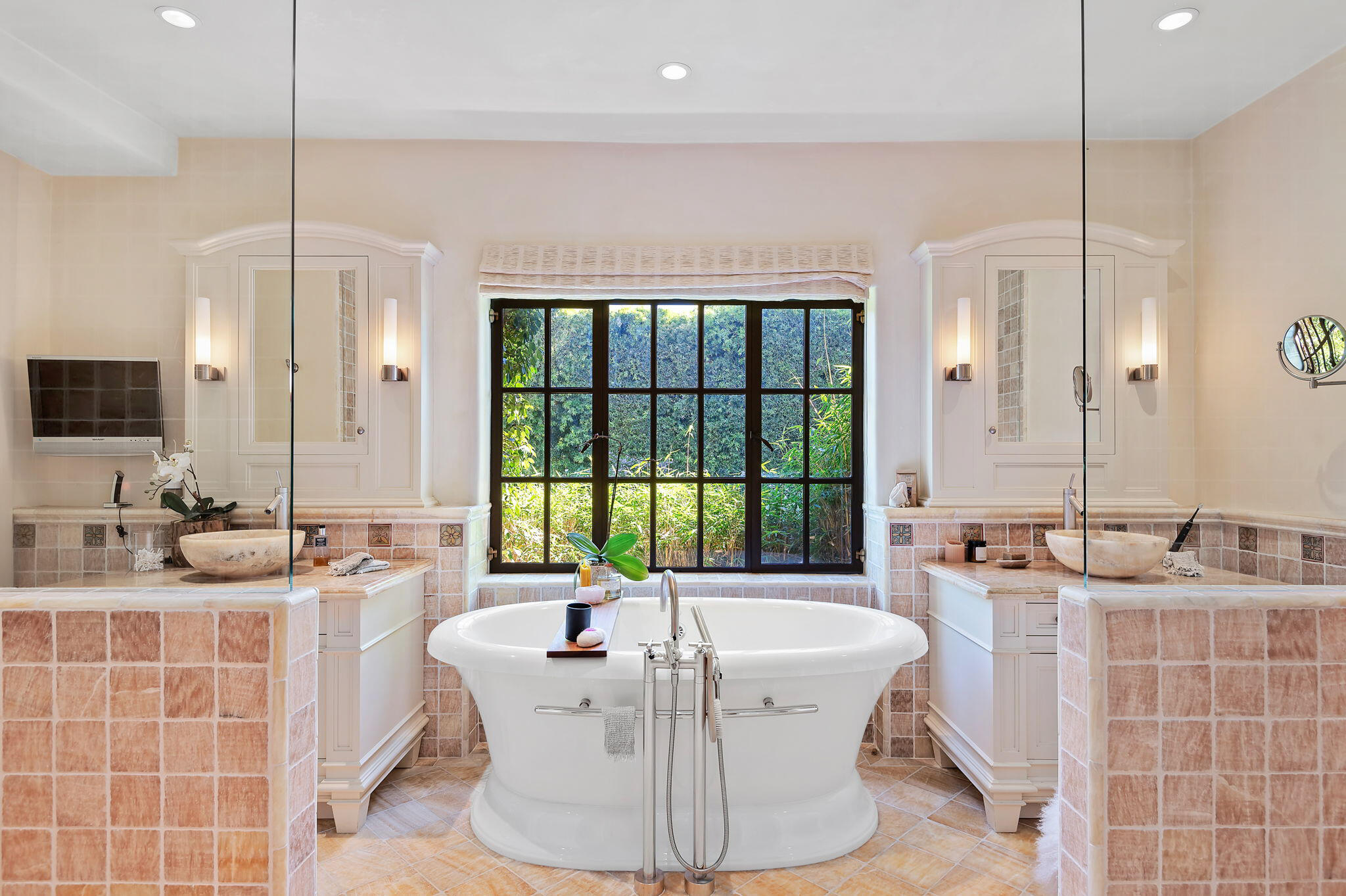 Montecito, California 93108, United States, 5 Bedrooms Bedrooms, ,5 BathroomsBathrooms,Residential,Active,229560