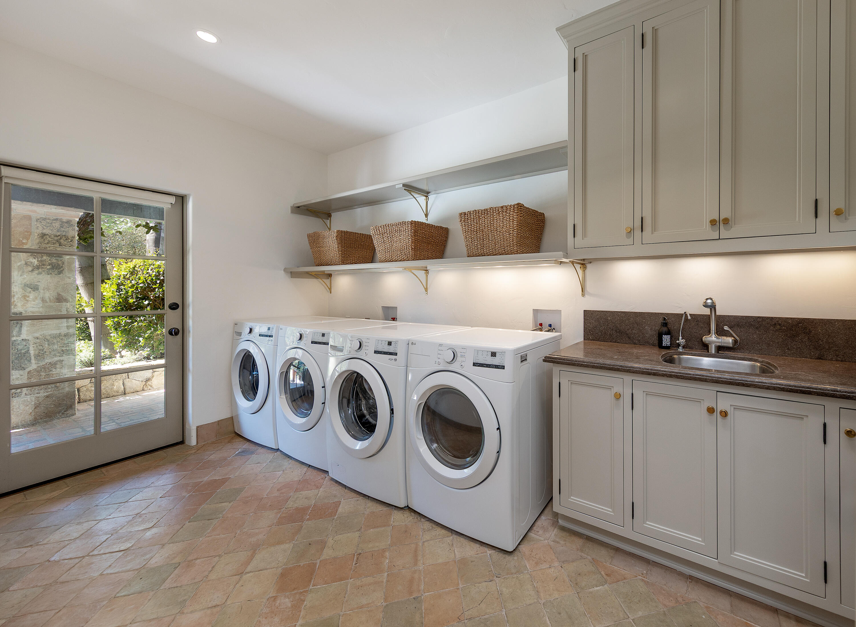 Montecito, California 93108, United States, 5 Bedrooms Bedrooms, ,5 BathroomsBathrooms,Residential,Active,229560