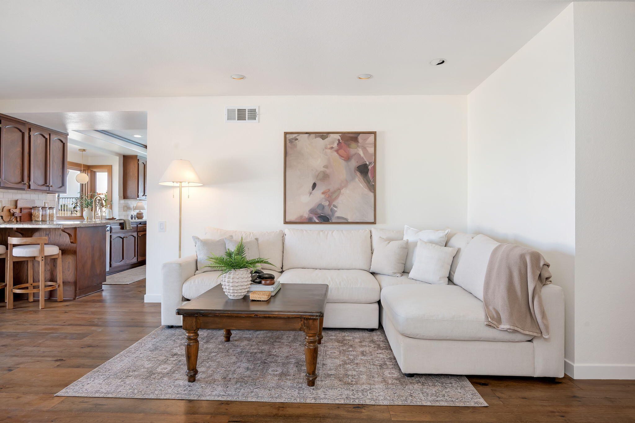 Ventura, California 93003, United States, 4 Bedrooms Bedrooms, ,3 BathroomsBathrooms,Residential,Pending,145011