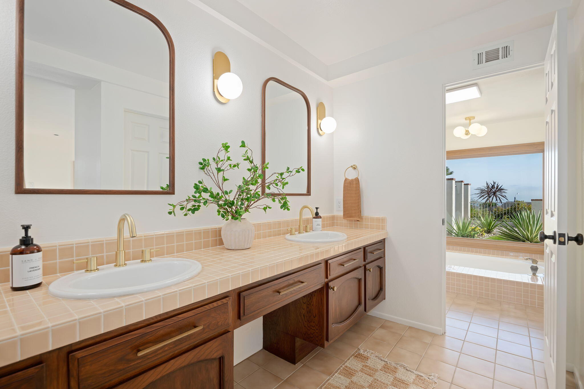 Ventura, California 93003, United States, 4 Bedrooms Bedrooms, ,3 BathroomsBathrooms,Residential,Pending,145011