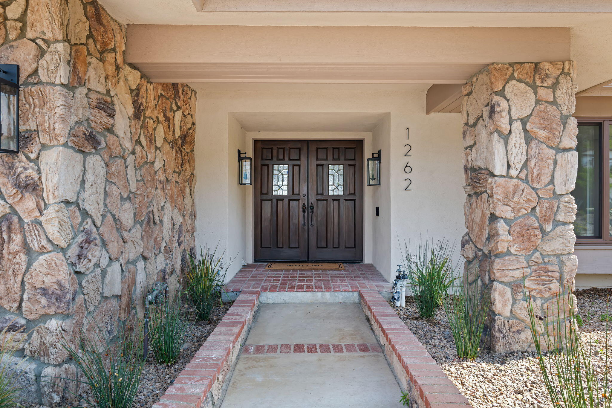 Ventura, California 93003, United States, 4 Bedrooms Bedrooms, ,3 BathroomsBathrooms,Residential,Pending,145011