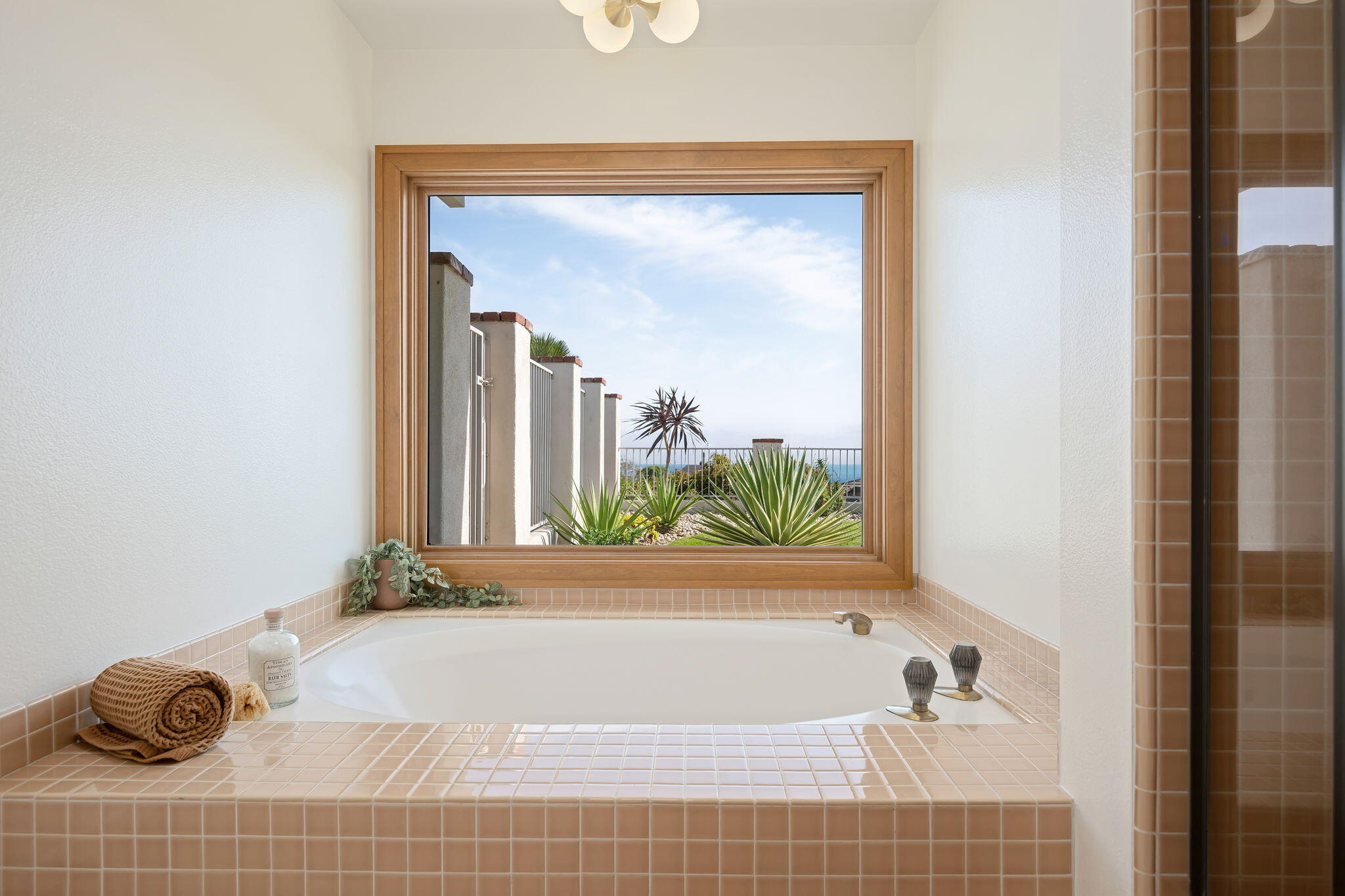 Ventura, California 93003, United States, 4 Bedrooms Bedrooms, ,3 BathroomsBathrooms,Residential,Pending,145011