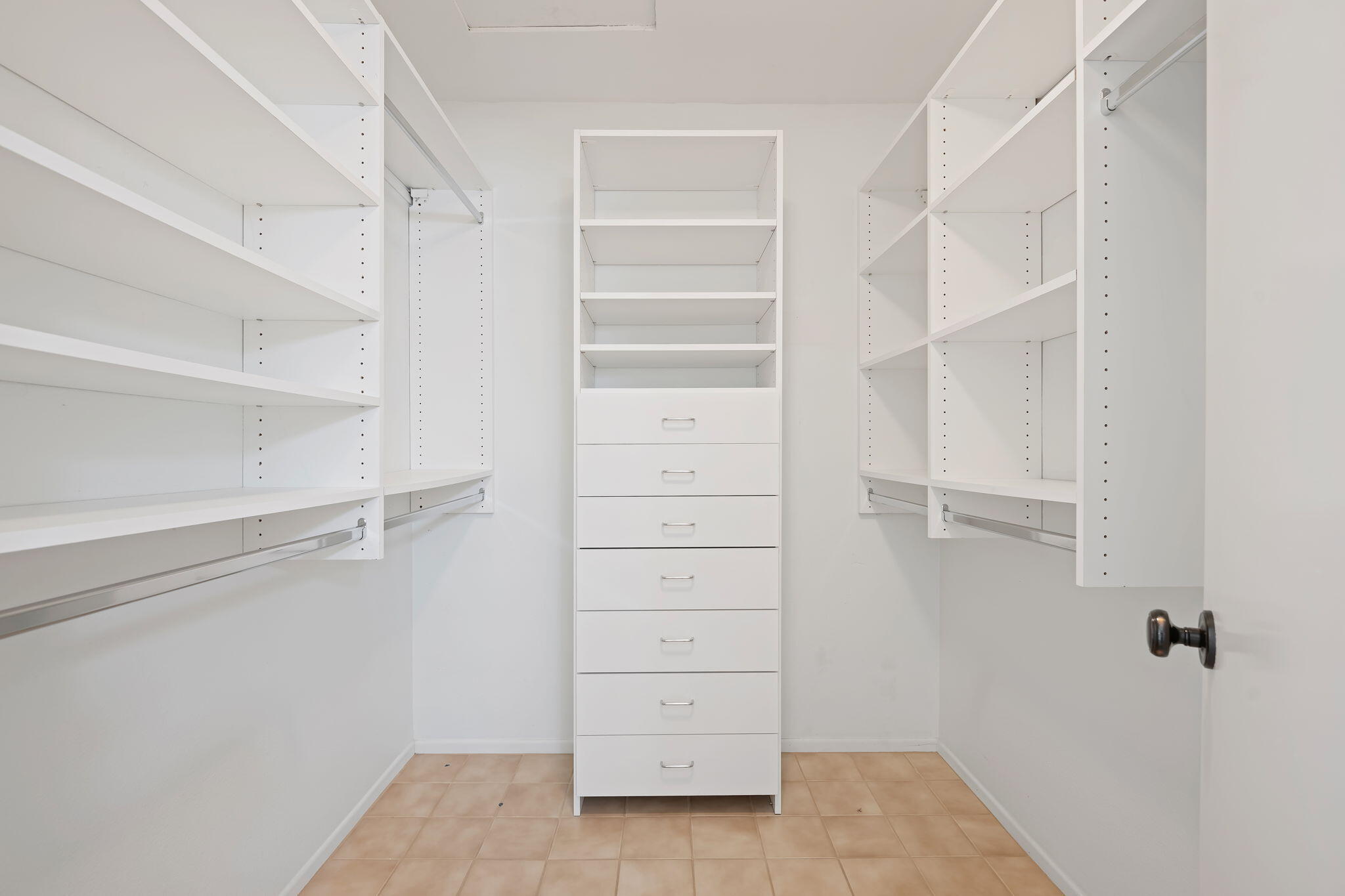 Ventura, California 93003, United States, 4 Bedrooms Bedrooms, ,3 BathroomsBathrooms,Residential,Pending,145011