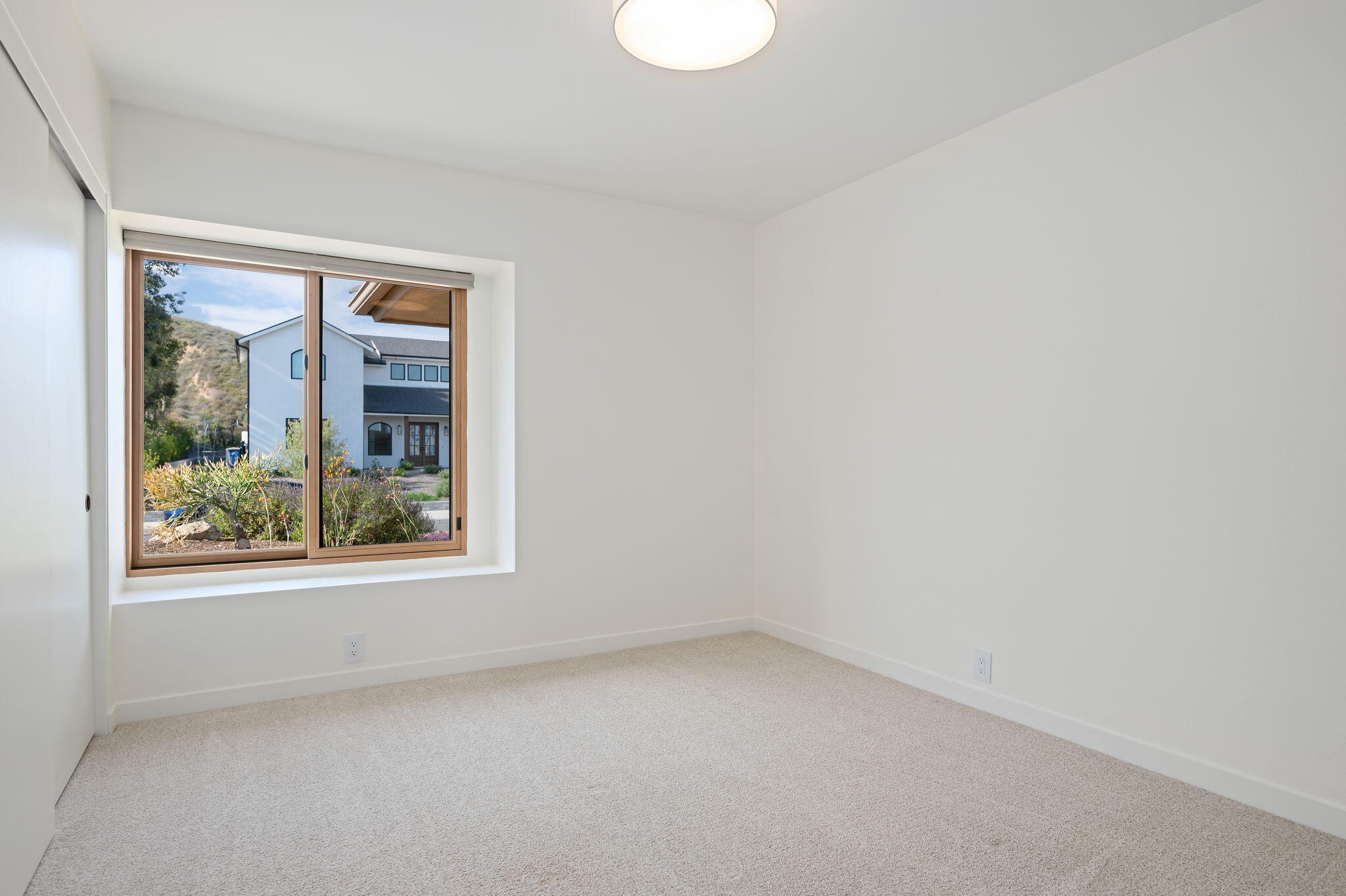 Ventura, California 93003, United States, 4 Bedrooms Bedrooms, ,3 BathroomsBathrooms,Residential,Pending,145011