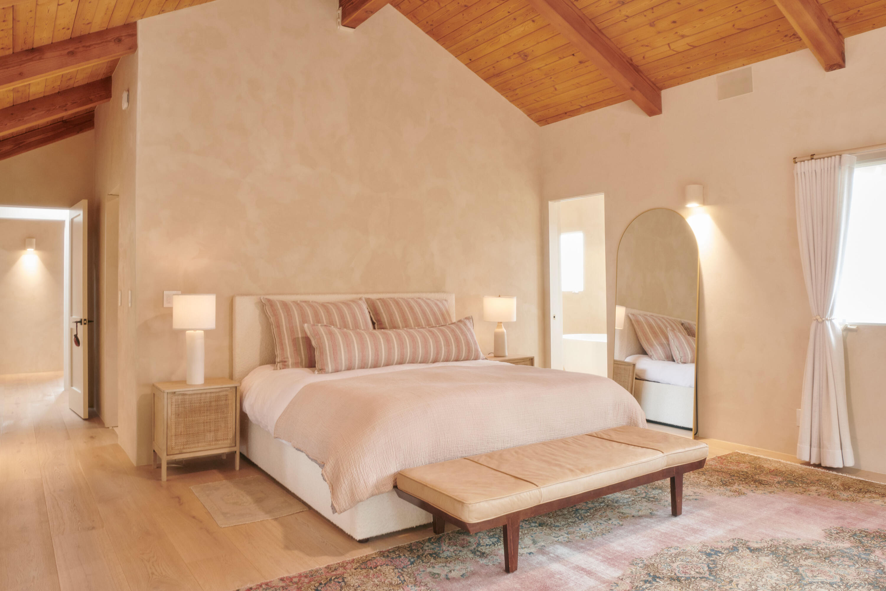 Santa Barbara, California 93105, United States, 4 Bedrooms Bedrooms, ,6 BathroomsBathrooms,Residential,Active,15648