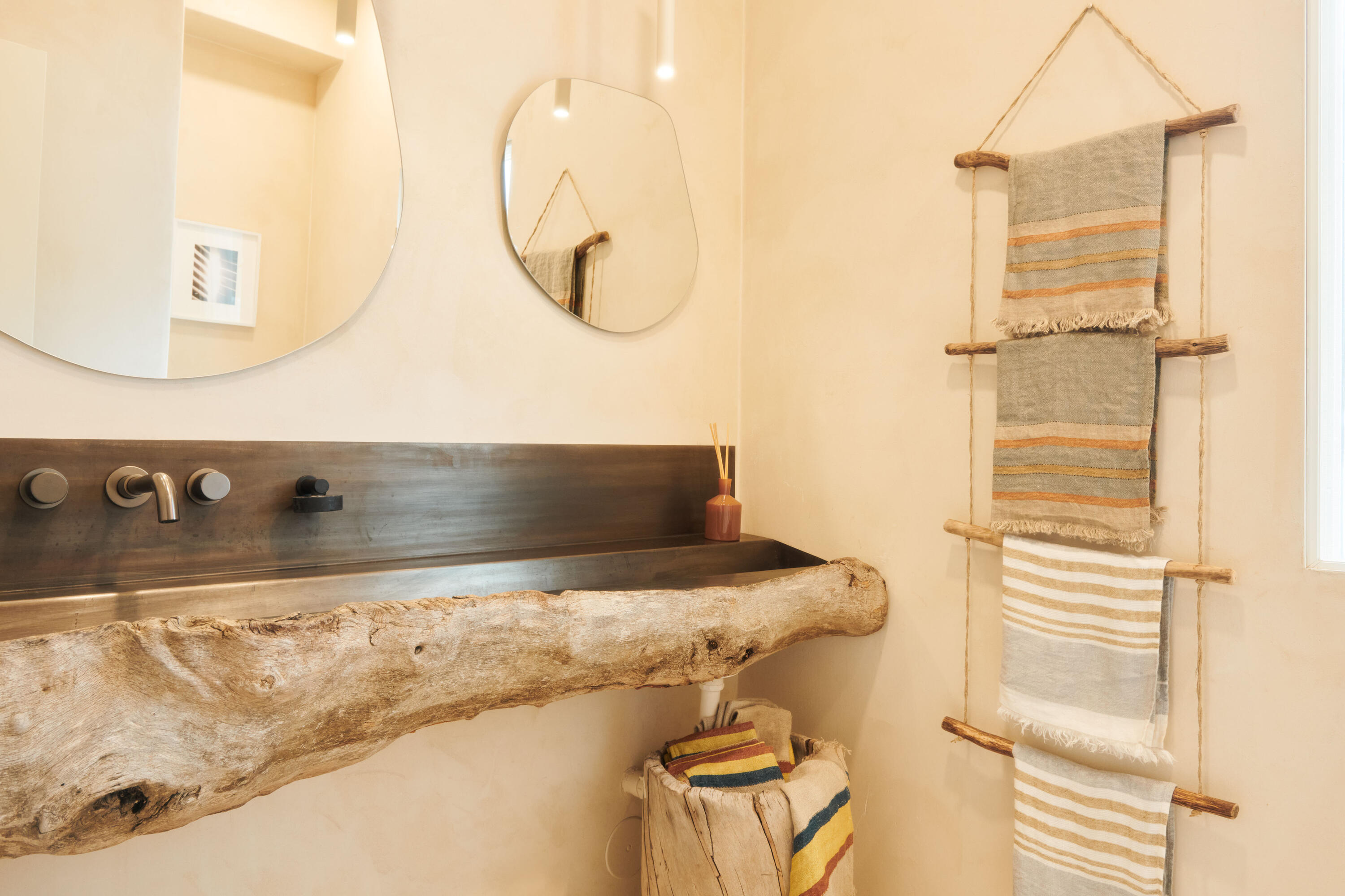 Santa Barbara, California 93105, United States, 4 Bedrooms Bedrooms, ,6 BathroomsBathrooms,Residential,Active,15648