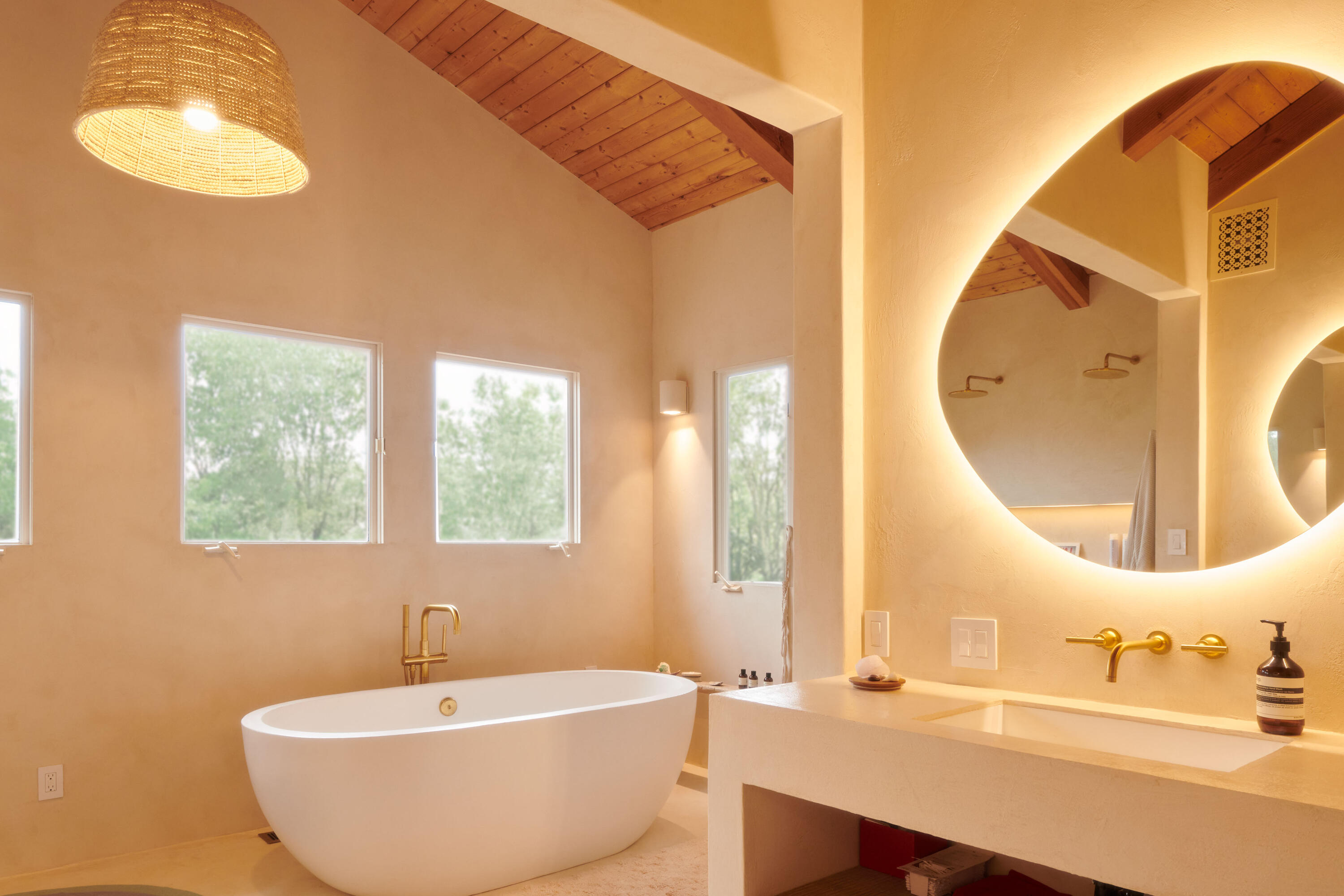 Santa Barbara, California 93105, United States, 4 Bedrooms Bedrooms, ,6 BathroomsBathrooms,Residential,Active,15648