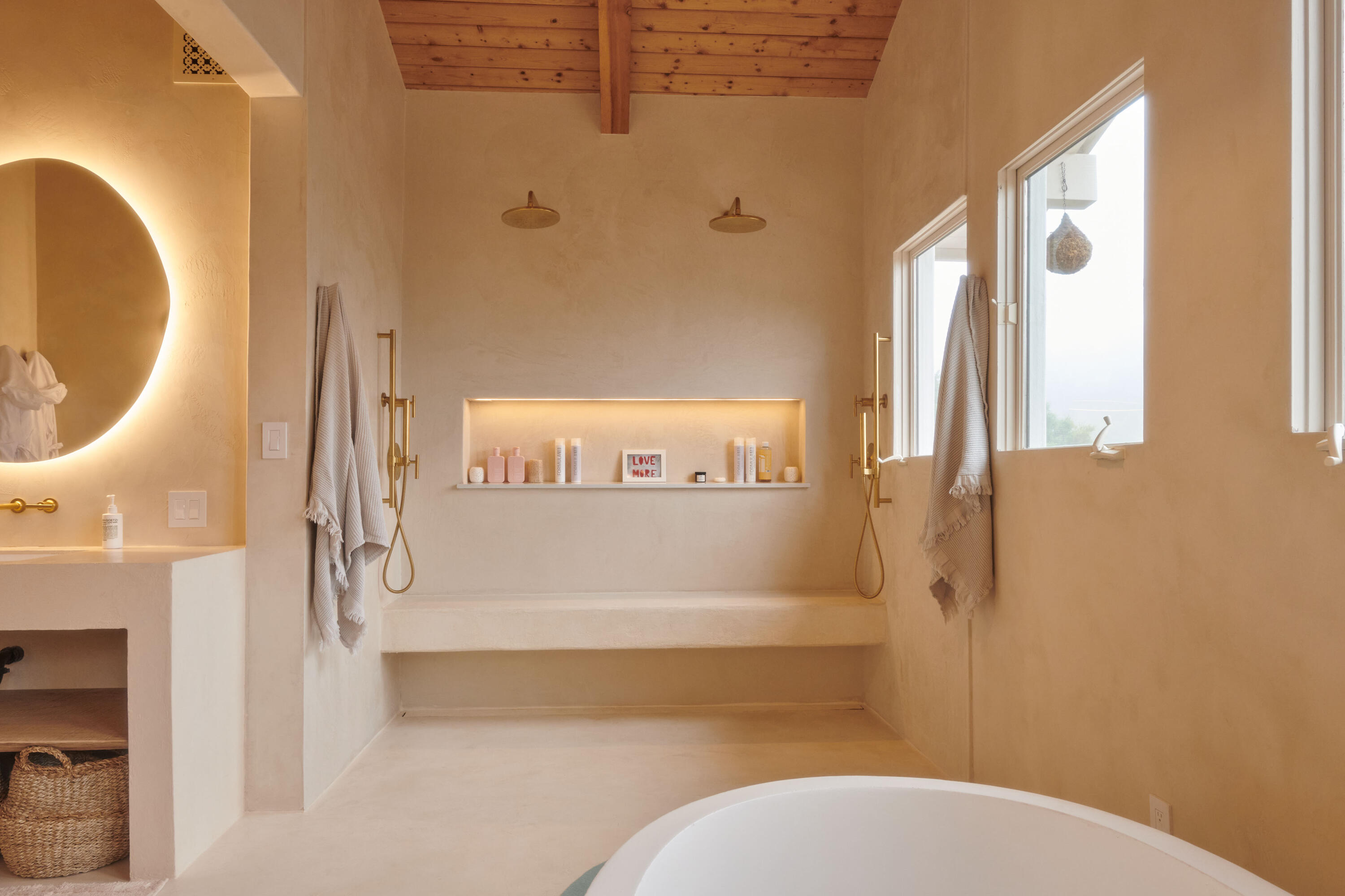 Santa Barbara, California 93105, United States, 4 Bedrooms Bedrooms, ,6 BathroomsBathrooms,Residential,Active,15648