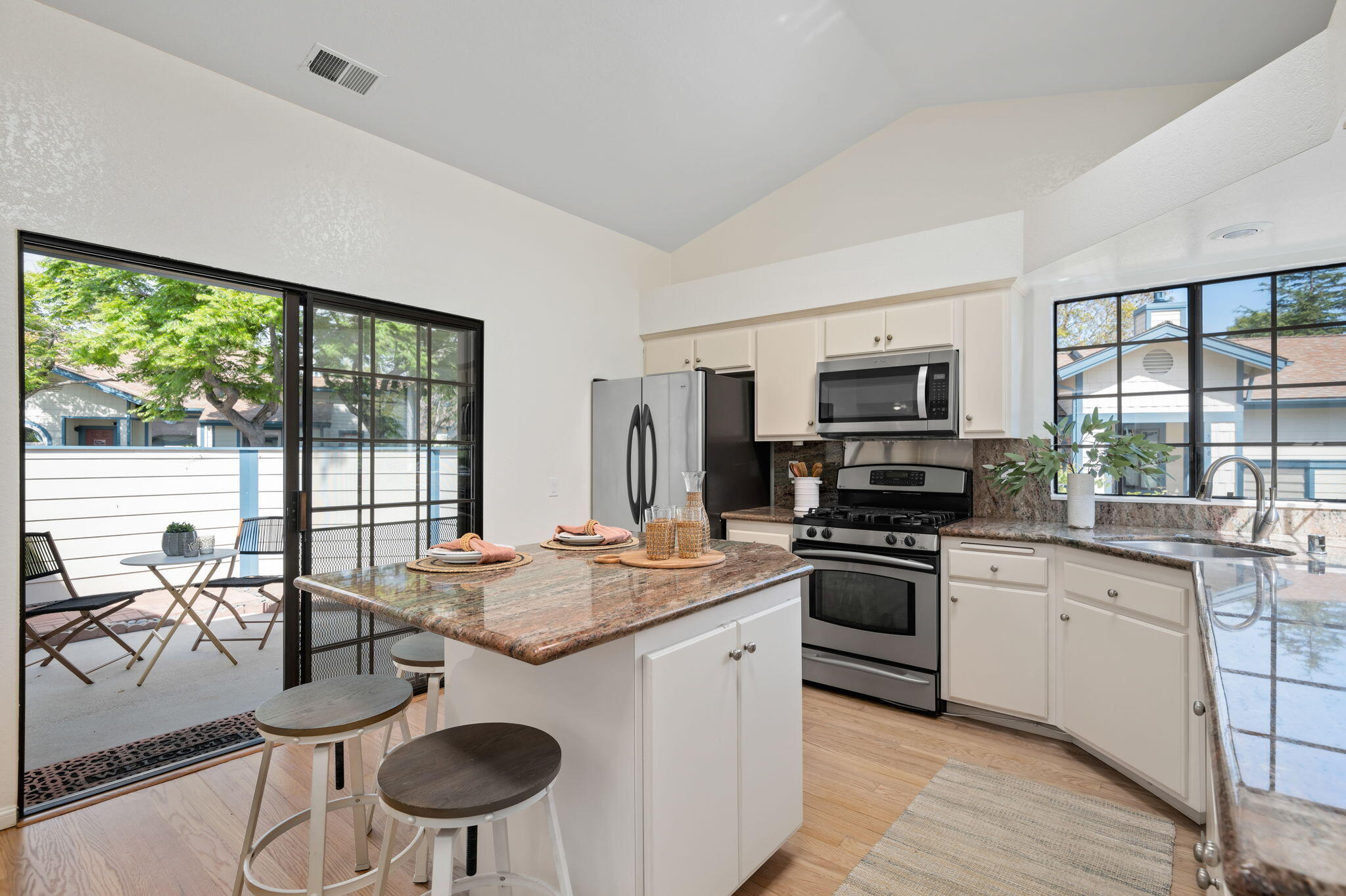 Santa Barbara, California 93111, United States, 2 Bedrooms Bedrooms, ,2 BathroomsBathrooms,Residential,Pending,126258