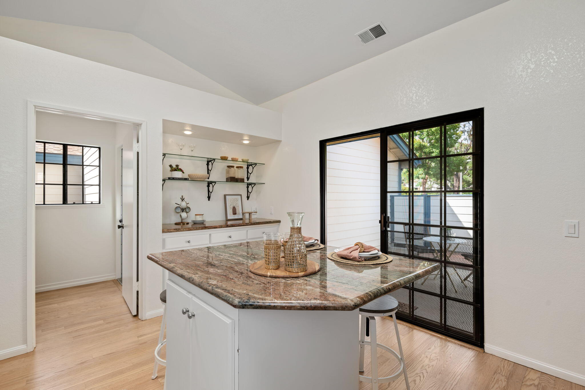 Santa Barbara, California 93111, United States, 2 Bedrooms Bedrooms, ,2 BathroomsBathrooms,Residential,Pending,126258