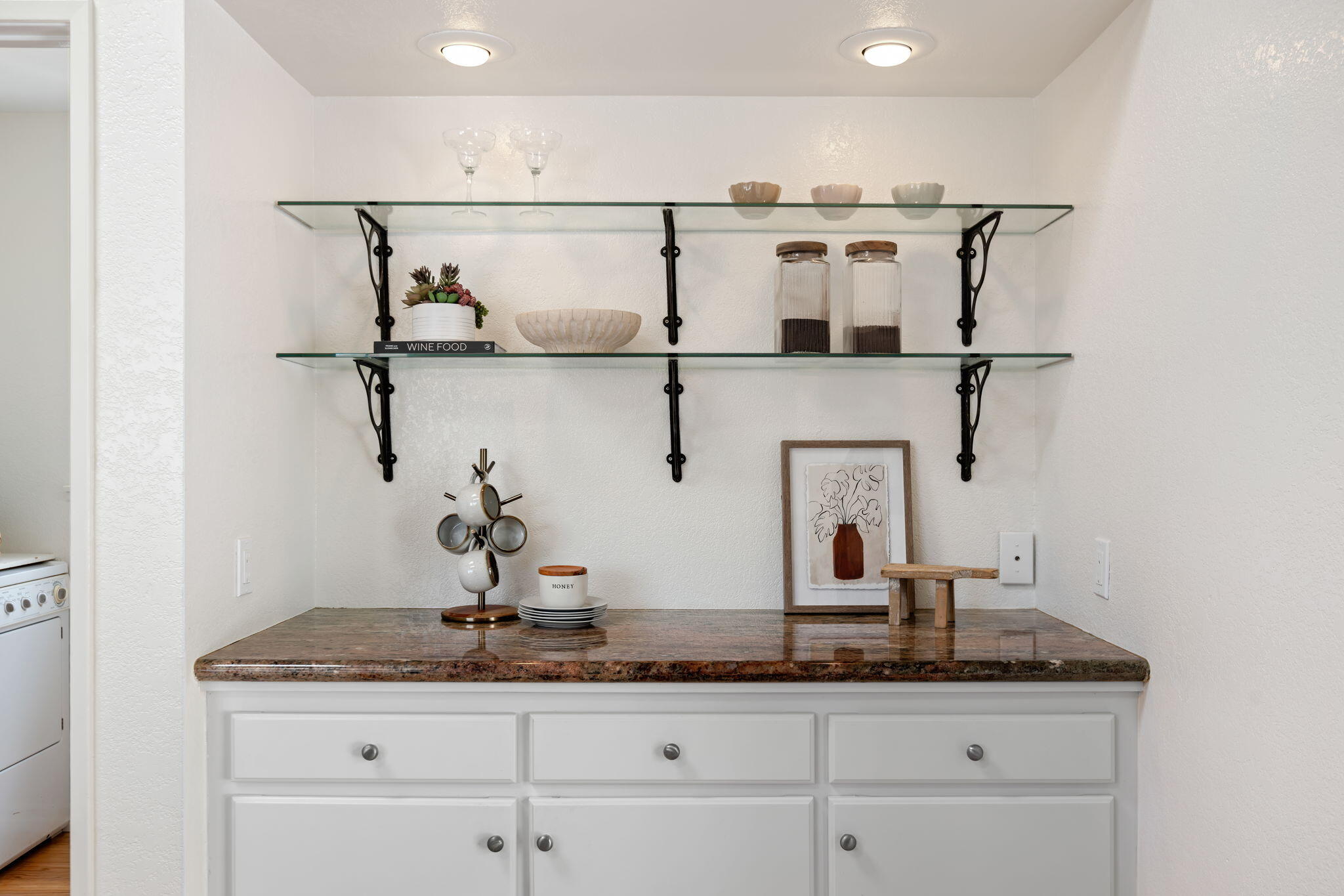 Santa Barbara, California 93111, United States, 2 Bedrooms Bedrooms, ,2 BathroomsBathrooms,Residential,Pending,126258