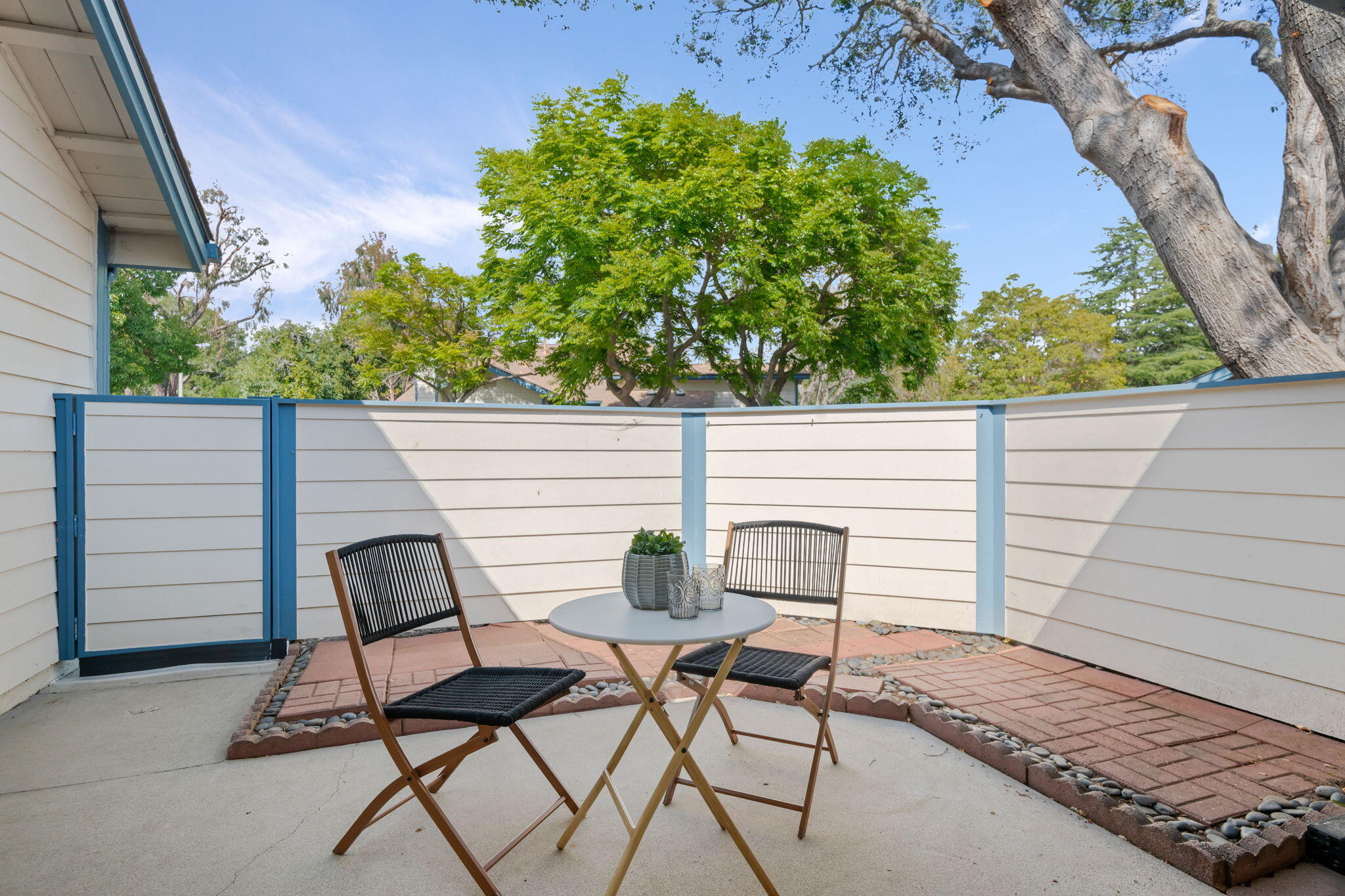 Santa Barbara, California 93111, United States, 2 Bedrooms Bedrooms, ,2 BathroomsBathrooms,Residential,Pending,126258