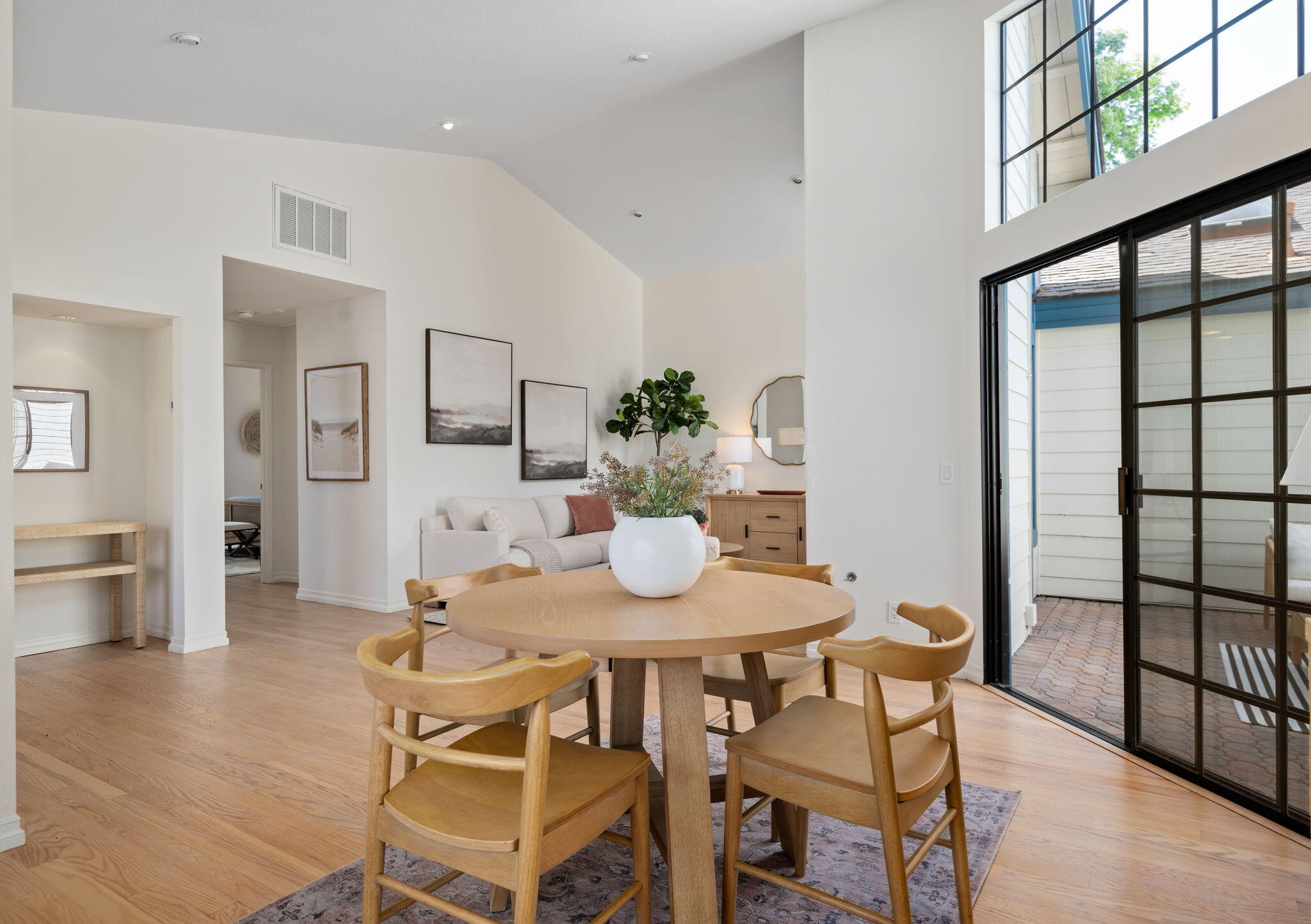 Santa Barbara, California 93111, United States, 2 Bedrooms Bedrooms, ,2 BathroomsBathrooms,Residential,Pending,126258